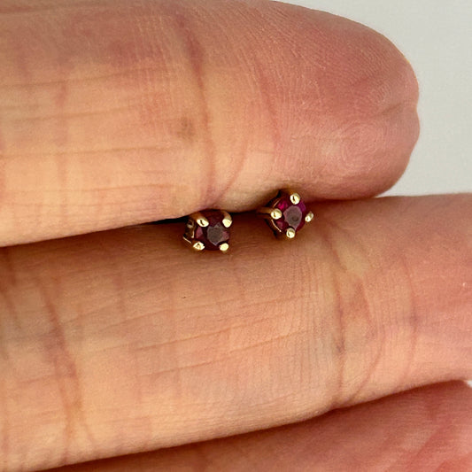 GOLD DEAL | 9ct (9K) Gold Classic Solitaire Ruby Stud Earrings