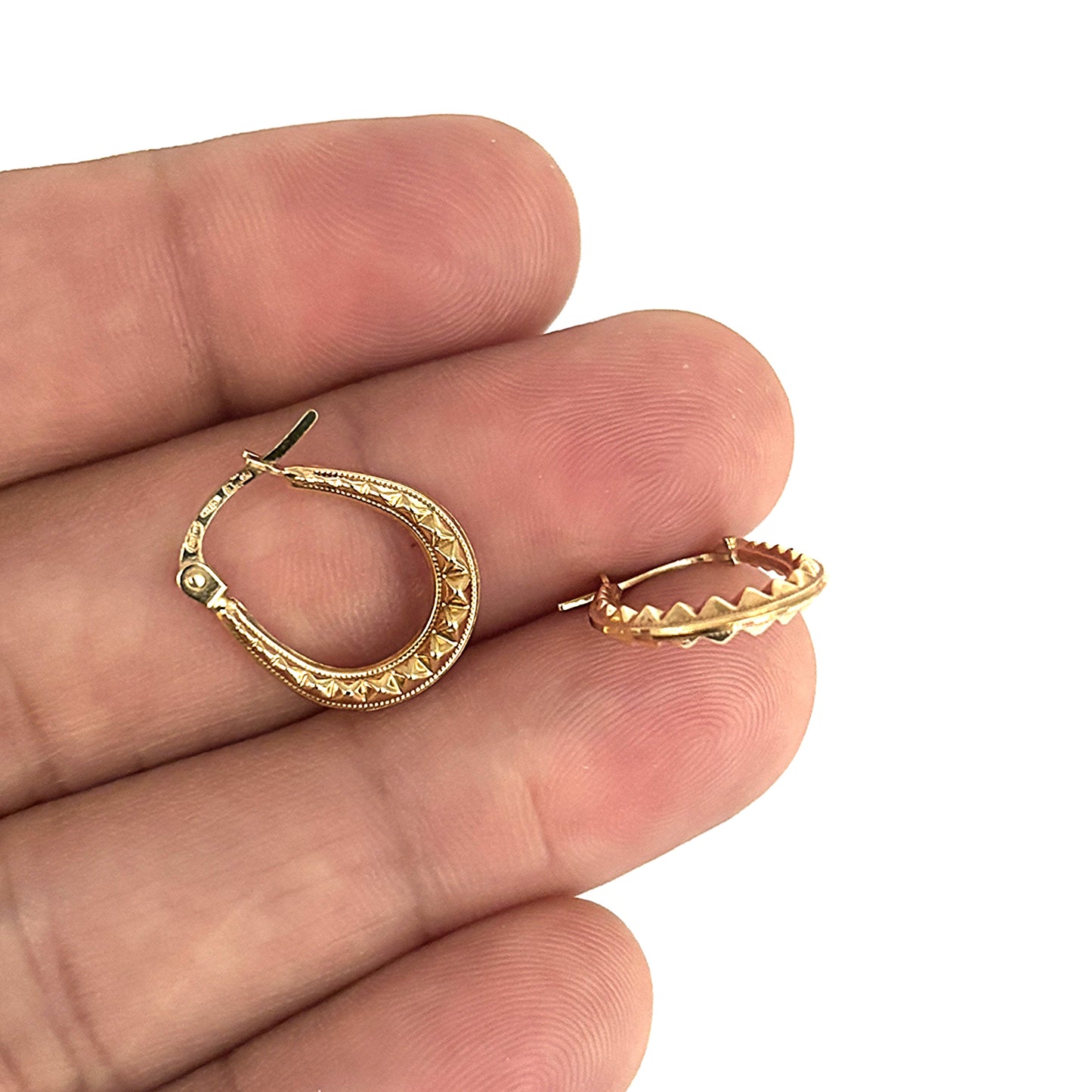 GOLD DEAL | 9ct (9K) Gold Textured Oval Hoop Earrings - Refurbished