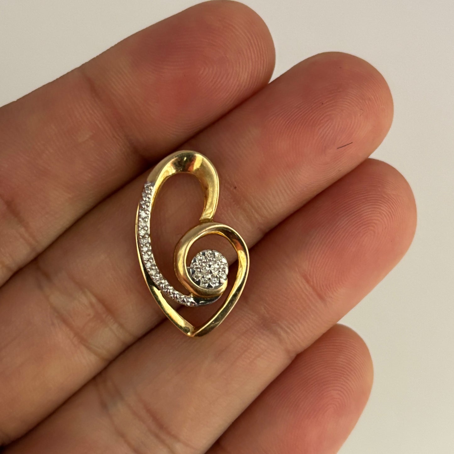 GOLD DEAL | 9ct (9K) Gold Golden Embrace Heart Pendant