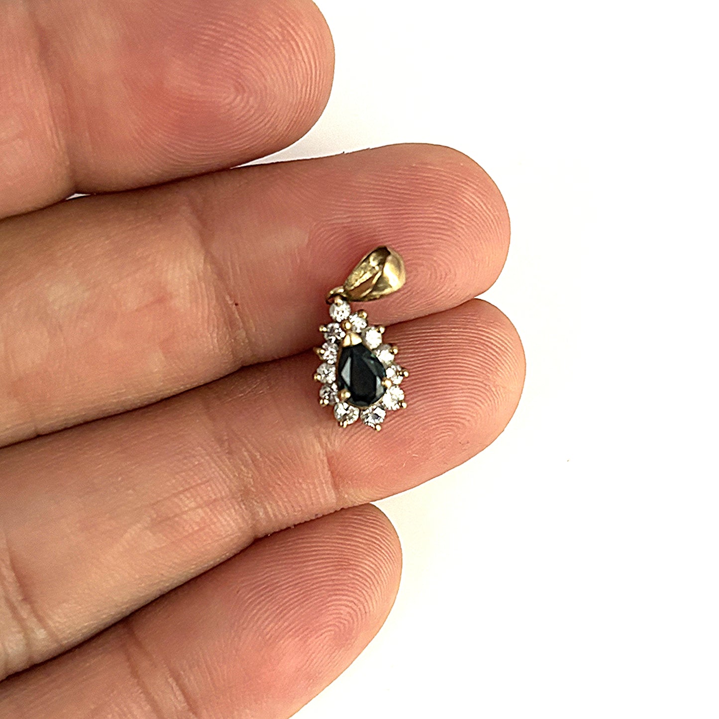 GOLD DEAL | 9ct (9K) Gold Shapphire Halo Pendant