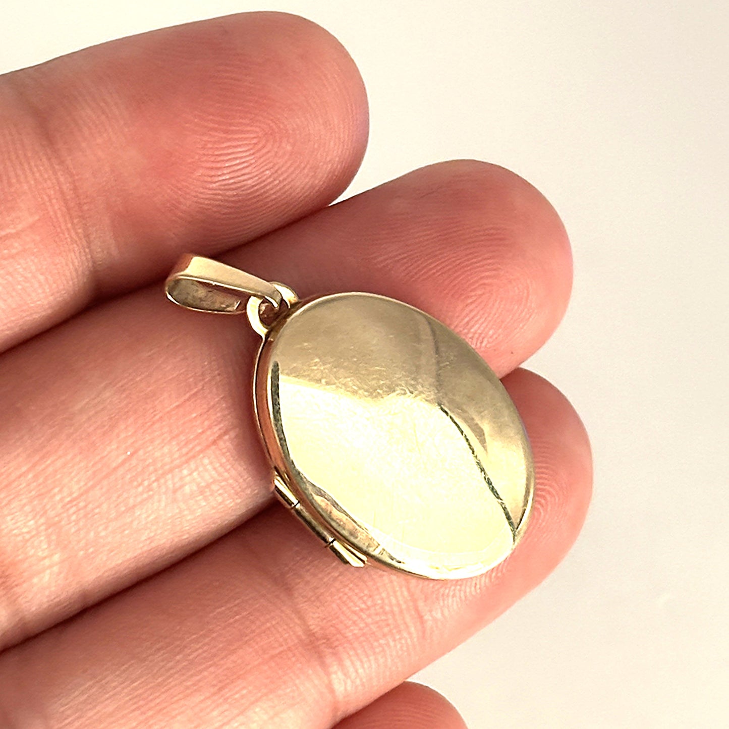 GOLD DEAL | 9ct (9K) Gold Engravable Oval Locket Pendant