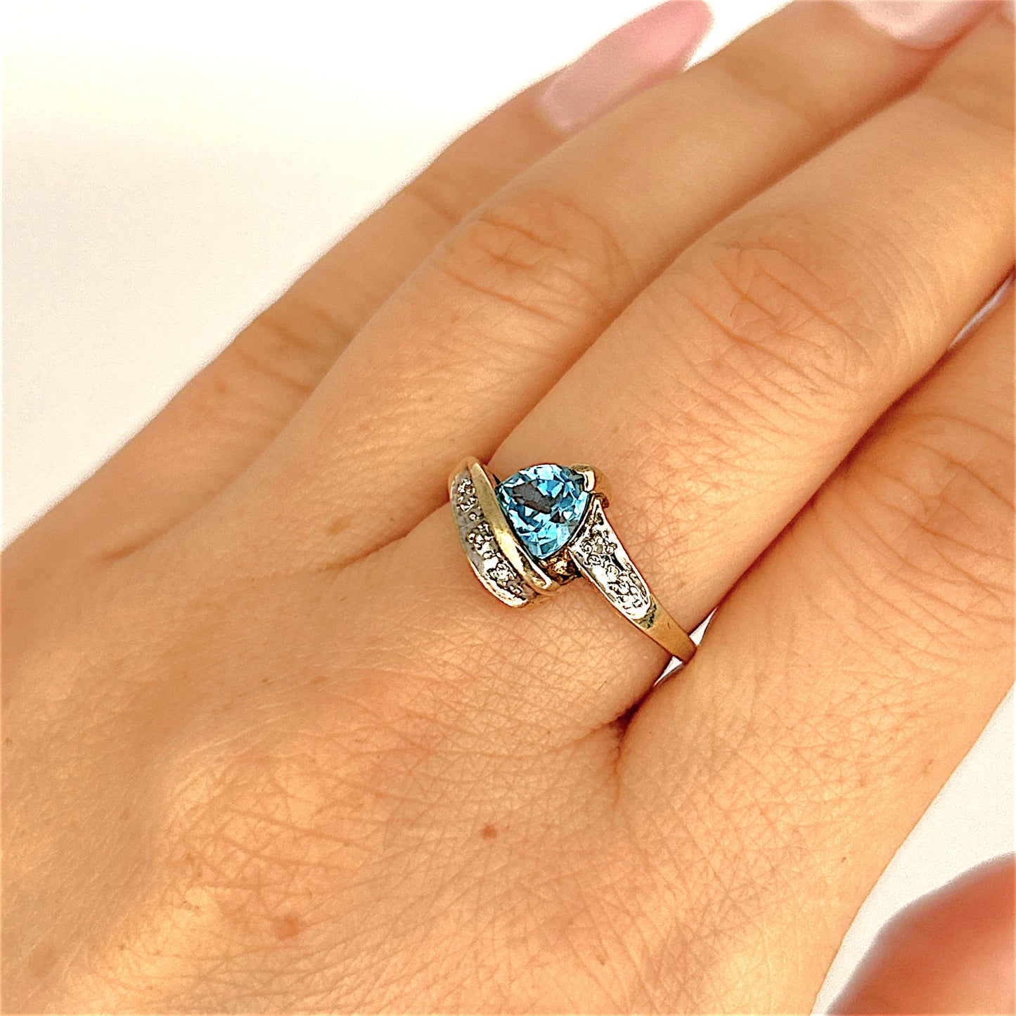 GOLD DEAL | 9ct (9K) Gold Triangular Cut Sparkle Blue Topaz & Diamond Ring