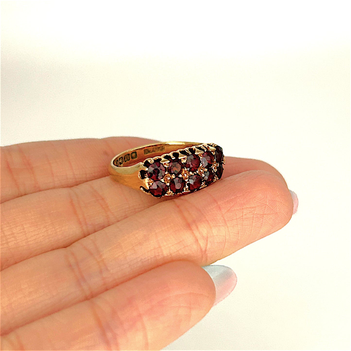 GOLD DEAL | 18ct Gold Vintage-Inspired Classic & Regal Garnet Ring