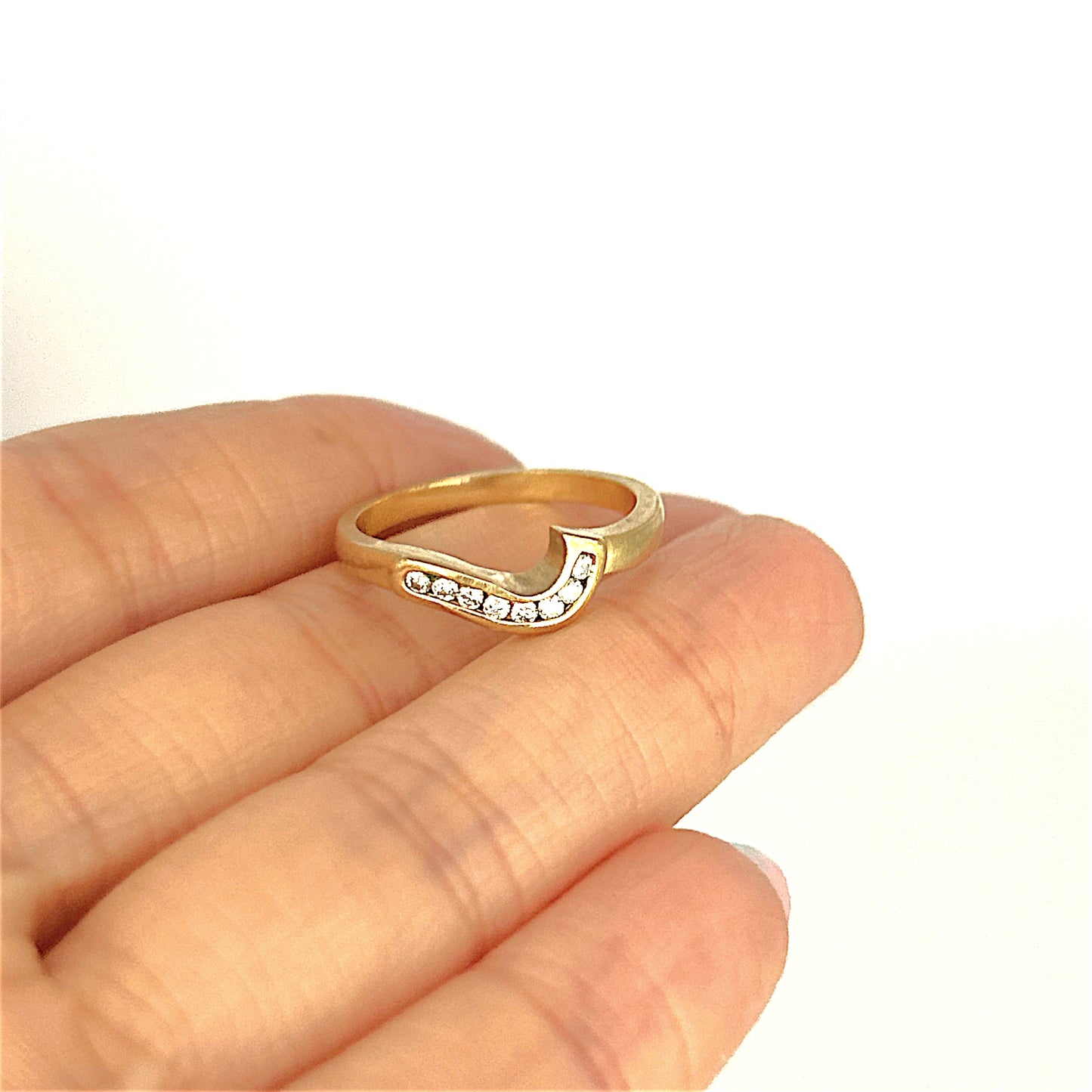 GOLD DEAL | 18ct Gold Michael Hill Diamond Curved Band Ring Size O