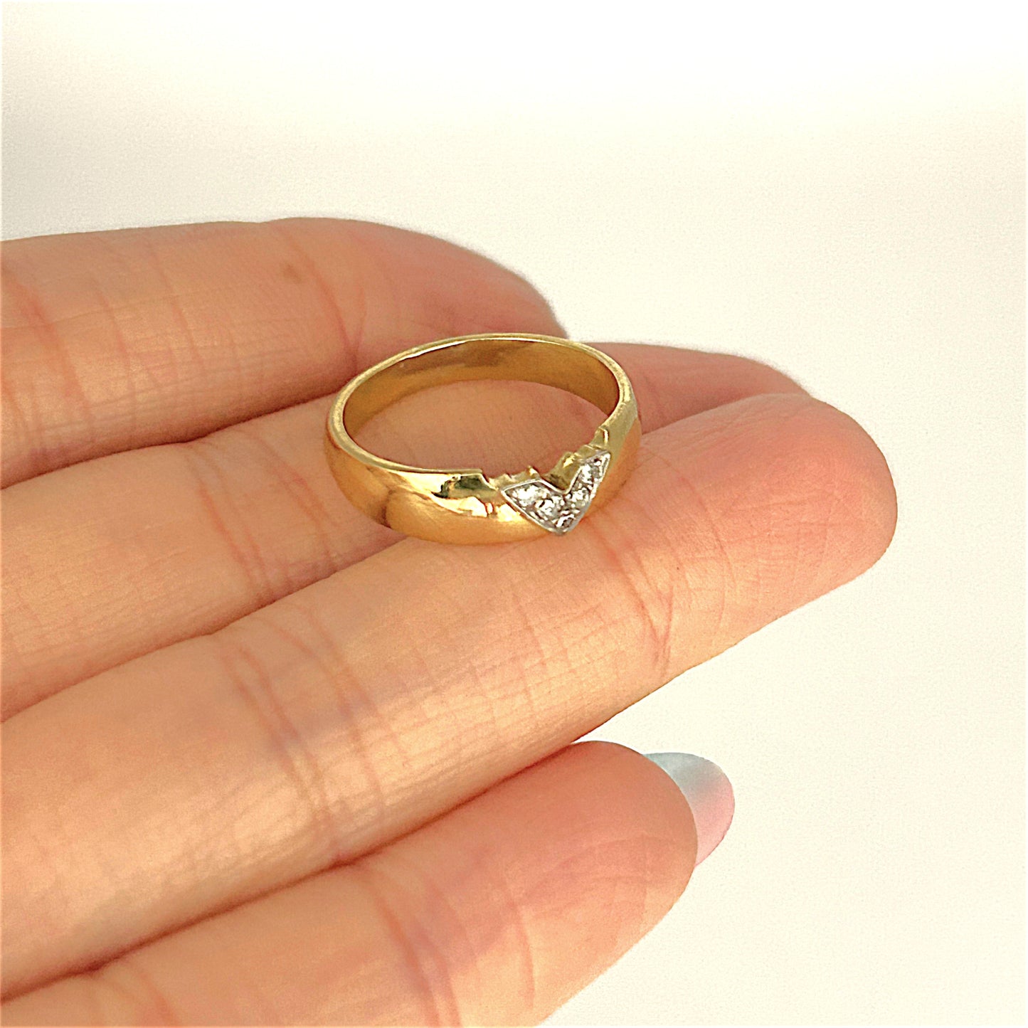 GOLD DEAL | 18ct Gold Dazzling Diamond & Chevron-Inspired Ring