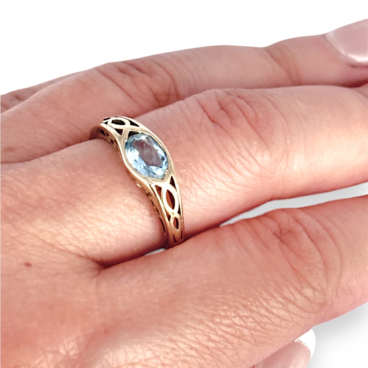 9ct Gold Aquamarine Ring. # 321