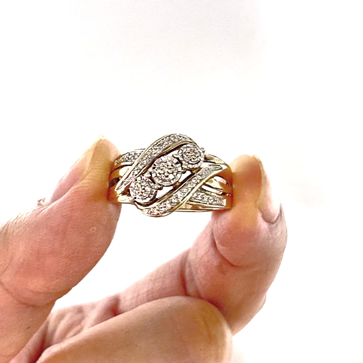 GOLD DEAL | 9ct Gold Cross Over Cluster Diamond Set Ring Valuation $1,650 Size O1/2