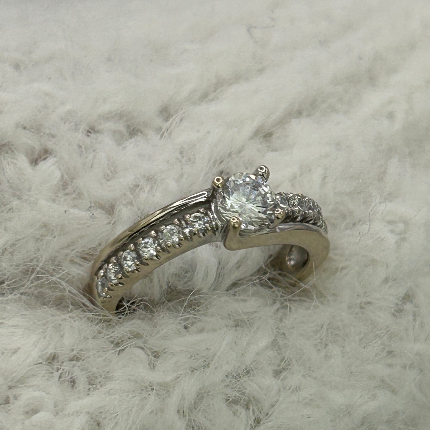 NZGD | 18ct White Gold Frosted Halo Ring Size L