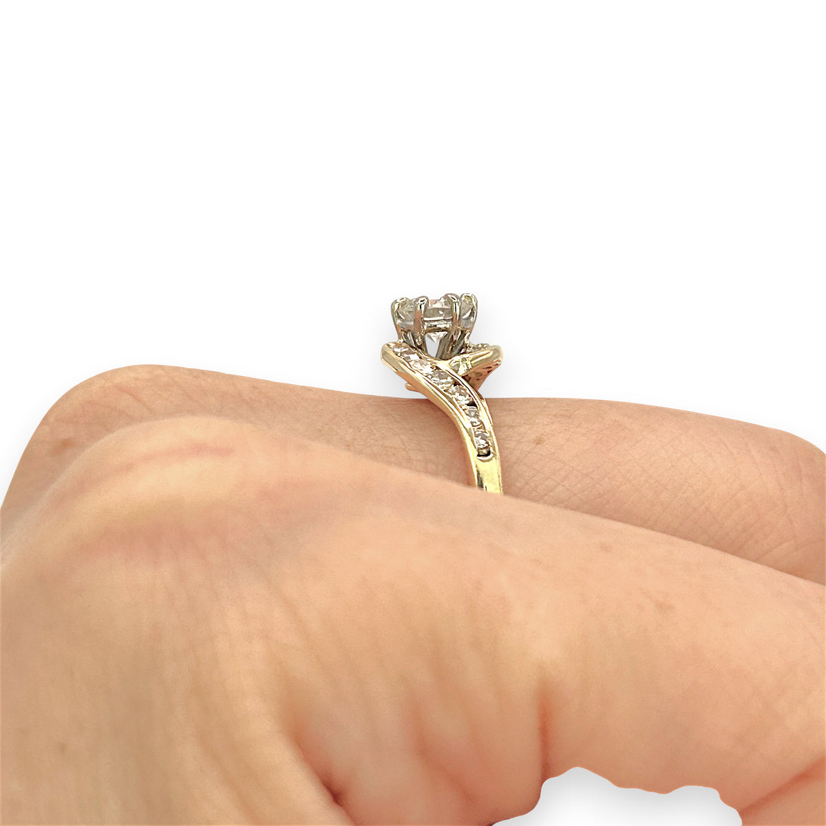 NZGD | 18ct Gold Aurora Twist SolitaireRing Valuation $4,400