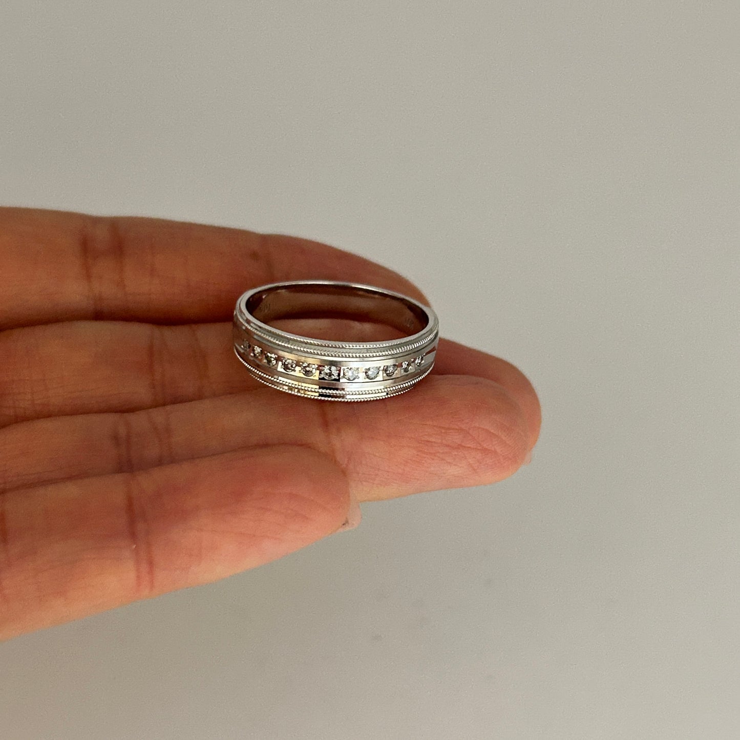 GOLD DEAL | 10ct (10K) White Gold Luminous Band with Diamond