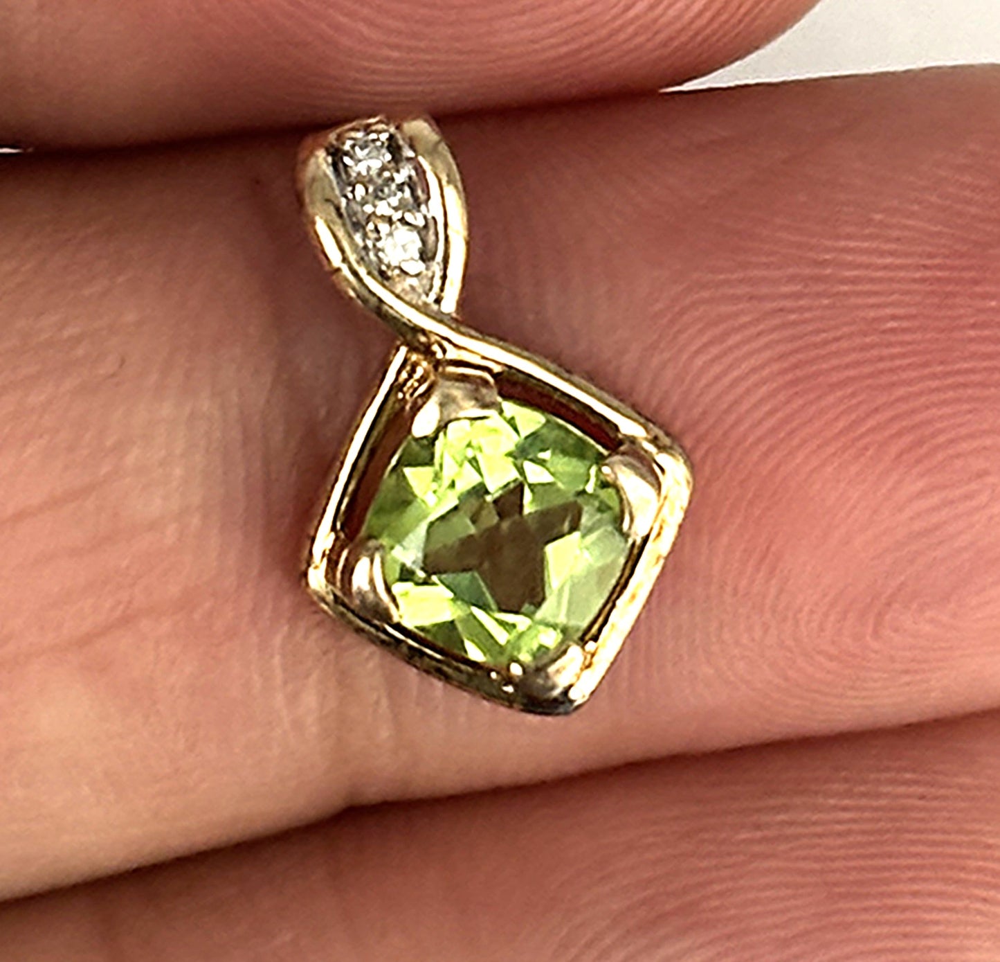 GOLD DEAL | 9K Gold Natural Peridot & Diamonds Pendant