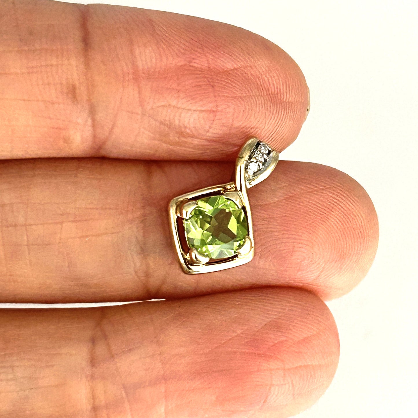 GOLD DEAL | 9K Gold Natural Peridot & Diamonds Pendant