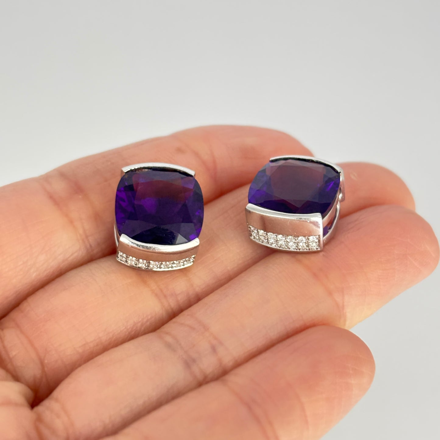 GOLD DEAL |  BARGAIN 18ct (18k) White Gold Amethyst Glow Studs with Diamonds