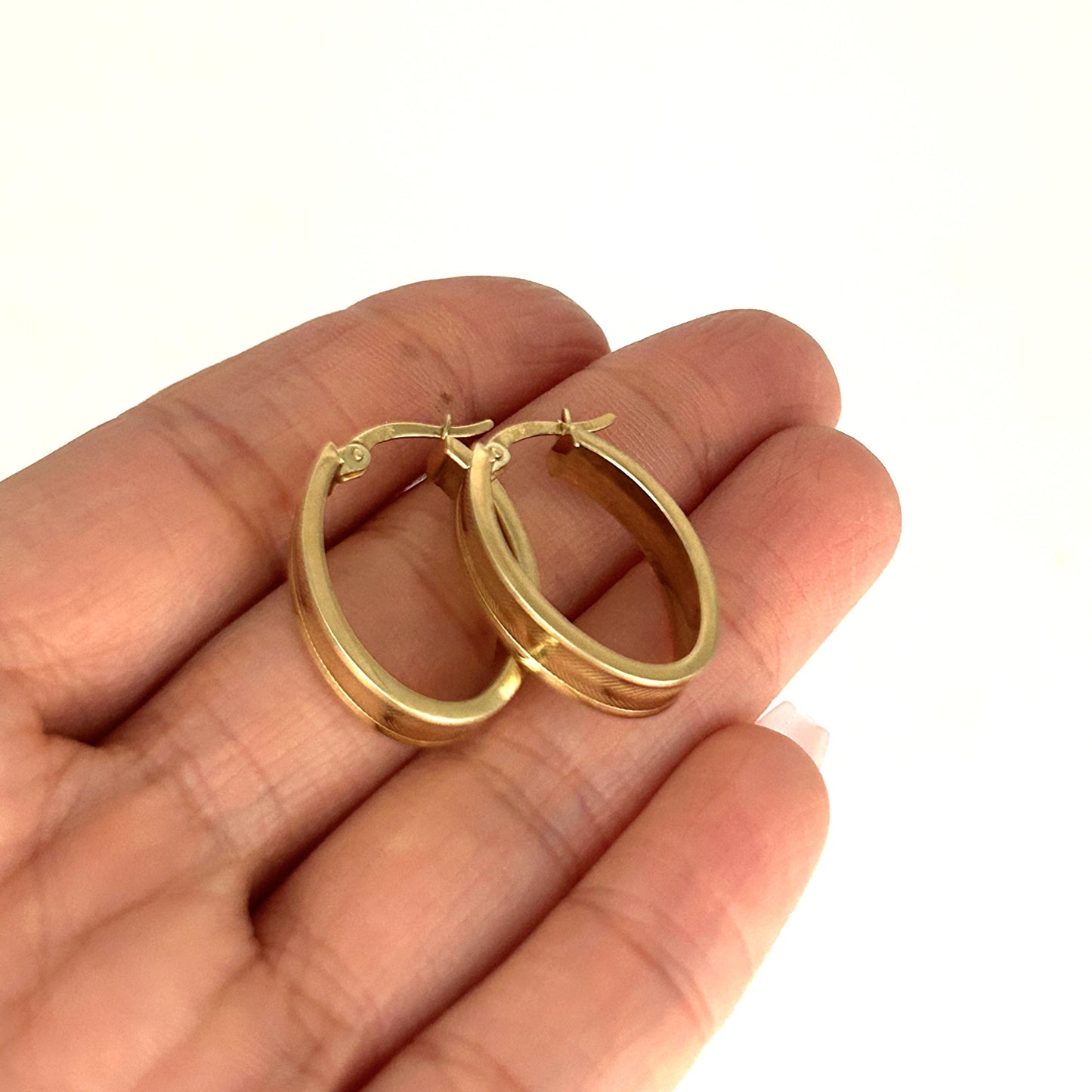 GOLD DEAL | 9ct (9K) Gold Textured Oval Hoop Earrings - Refurbished