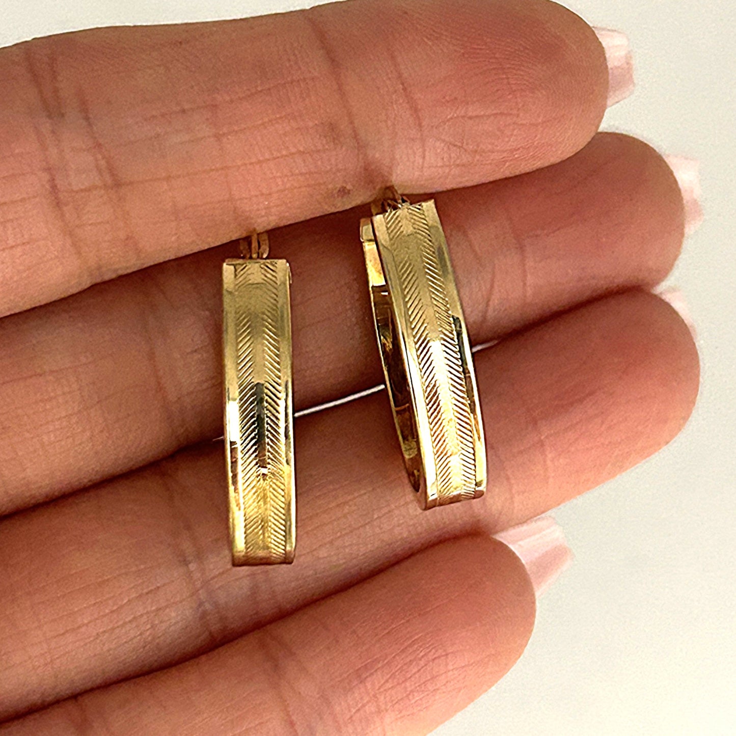 GOLD DEAL | 9ct (9K) Gold Textured Oval Hoop Earrings - Refurbished