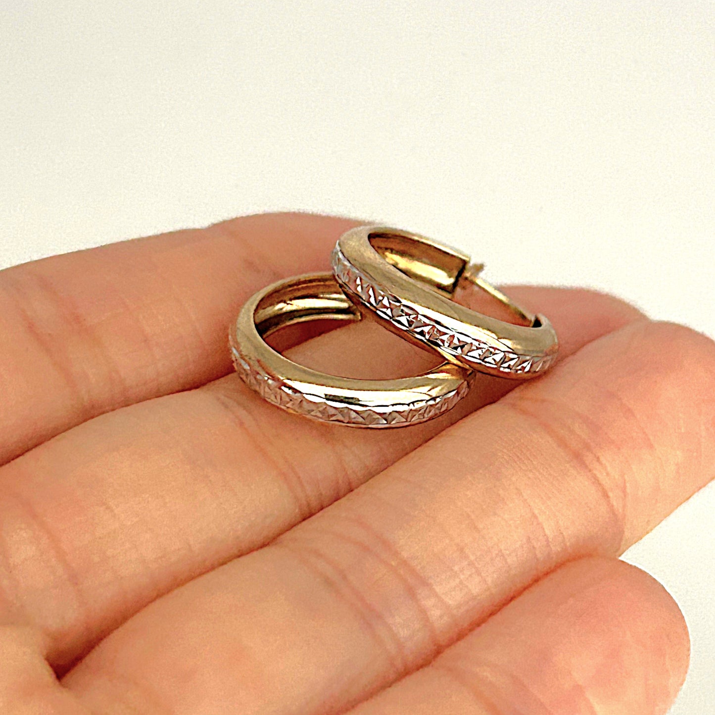 GOLD DEAL | 9ct Y/W Gold Two-Tone Diamond-Cut Hoop Earrings 19.6mm