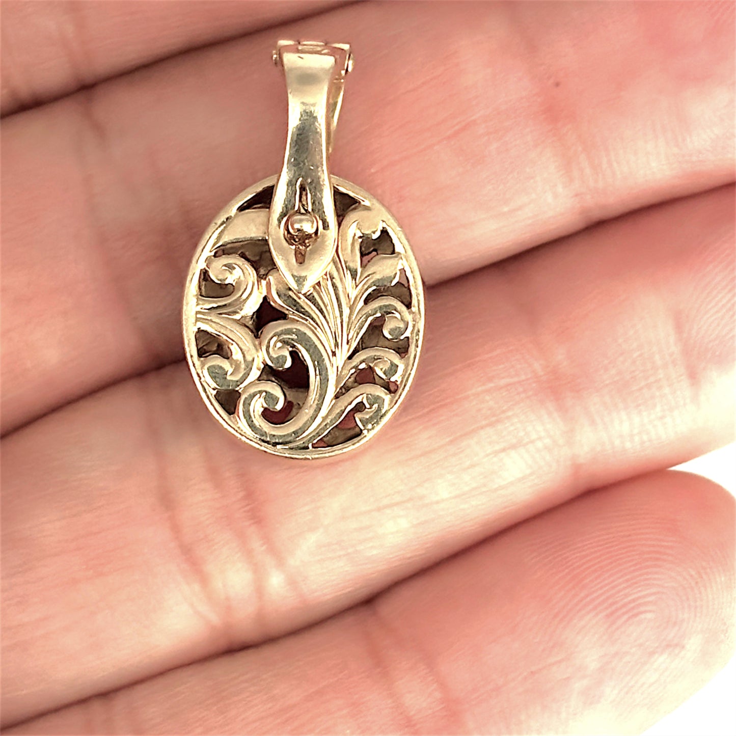 GOLD DEAL | 9ct (9K) Gold Vintage Filigree Ornate Red Garnet Lock Pendant