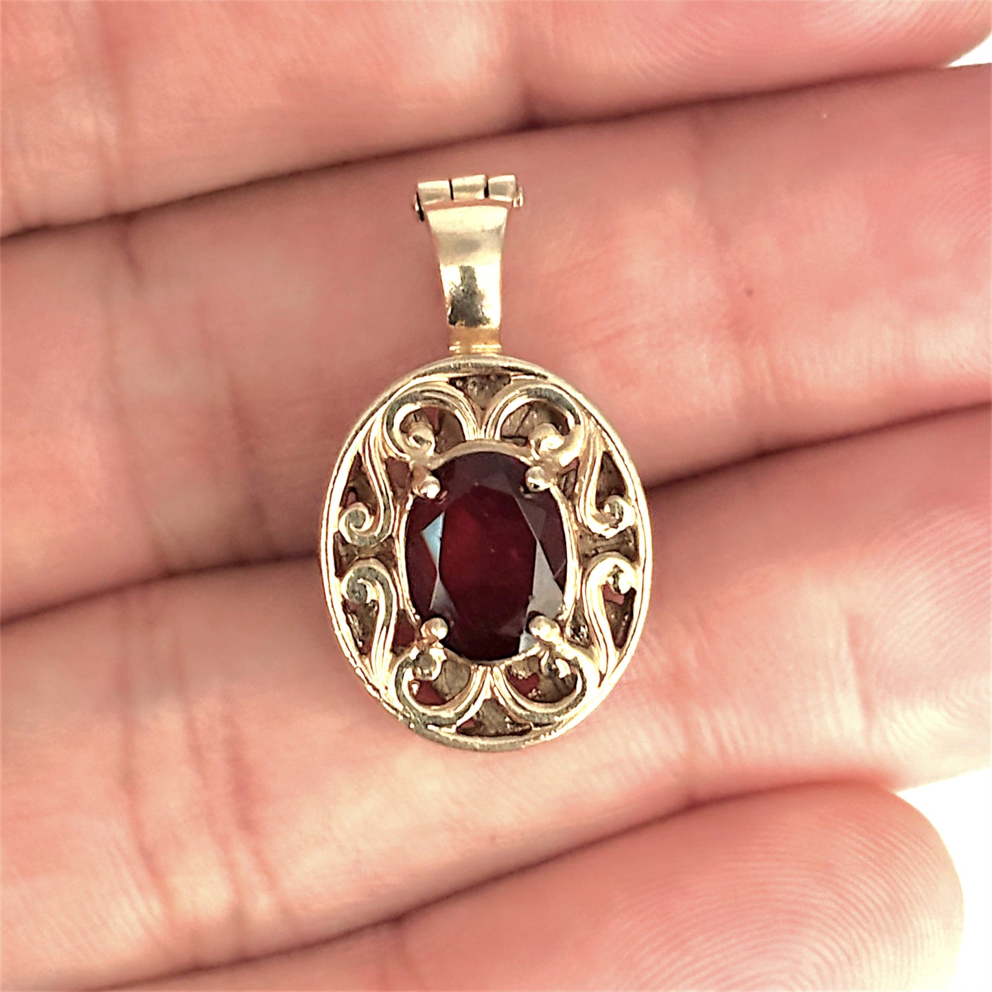 GOLD DEAL | 9ct (9K) Gold Vintage Filigree Ornate Red Garnet Lock Pendant