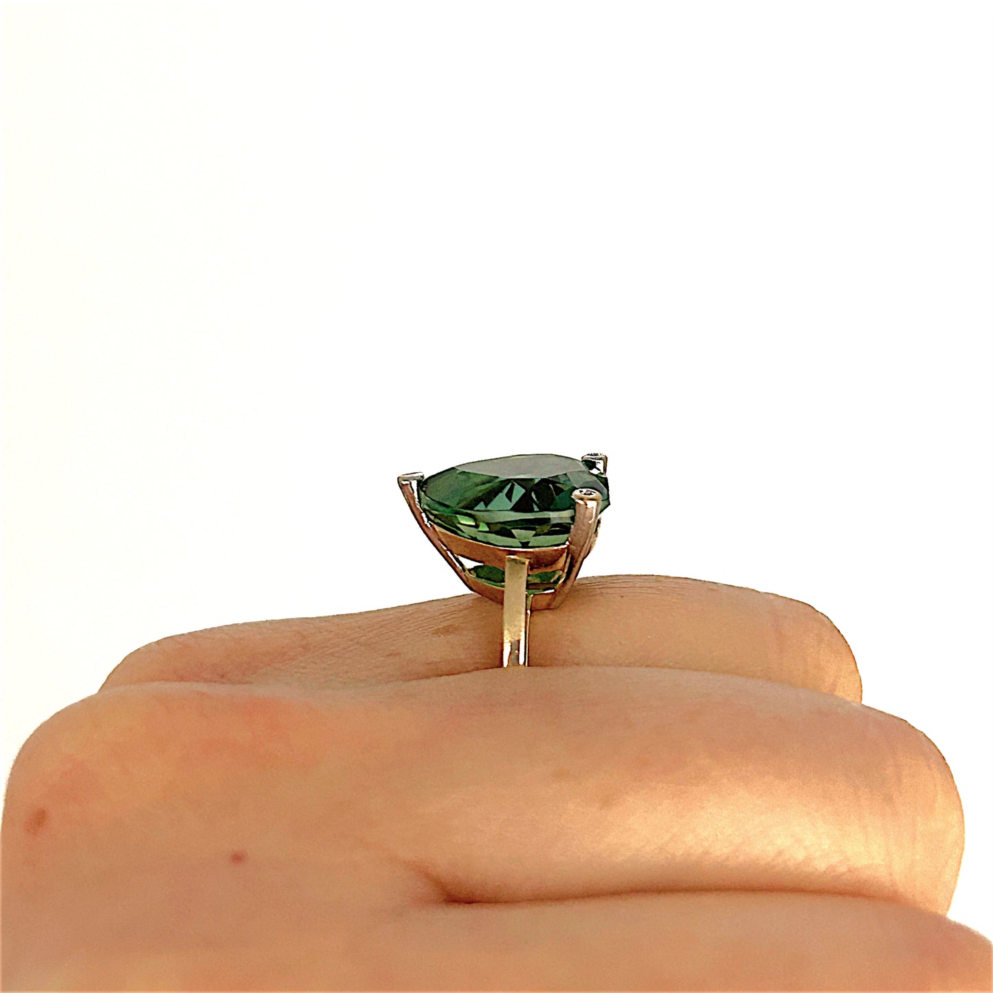 GOLD DEAL | 9ct (9K) Gold Heart of Verdant Fire 7.70ct Quartz Diamond Ring Valuation $1,600