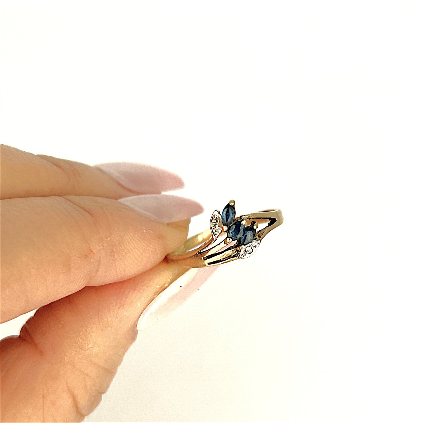 GOLD DEAL | 9ct Gold Modern Artistic Flair Sapphire & Diamonds Ring