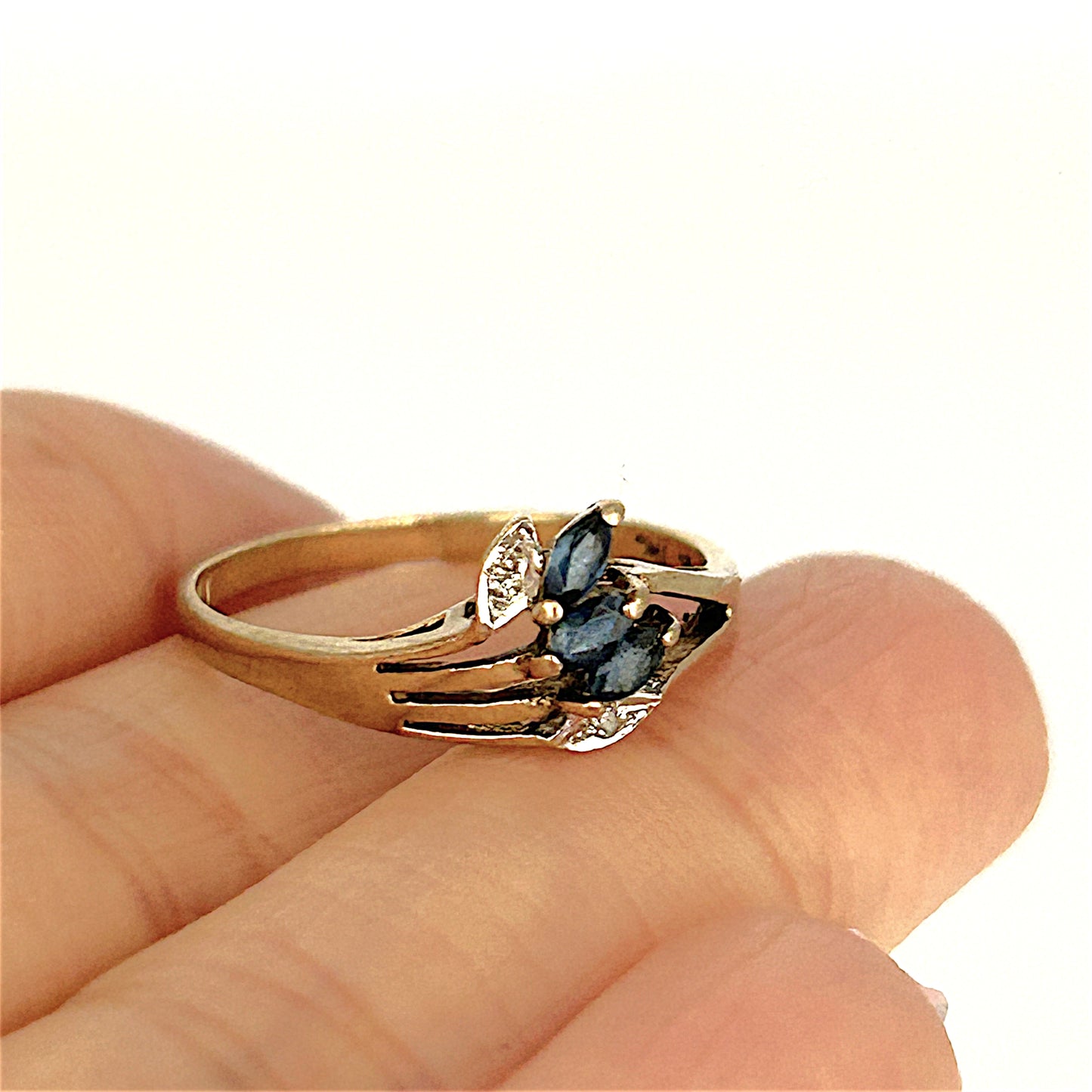 GOLD DEAL | 9ct Gold Modern Artistic Flair Sapphire & Diamonds Ring