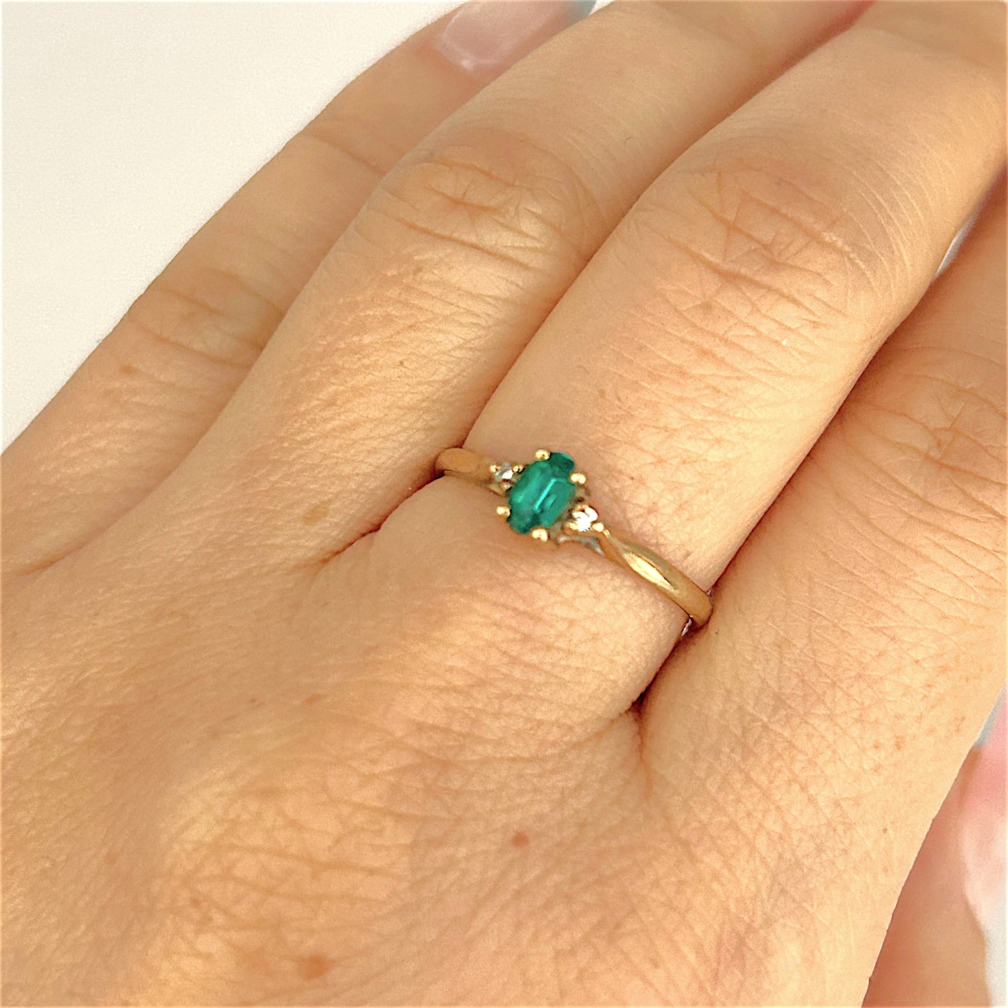 GOLD DEAL | 9ct Gold Embrace Ring – Vivid Emerald & Diamond Accents