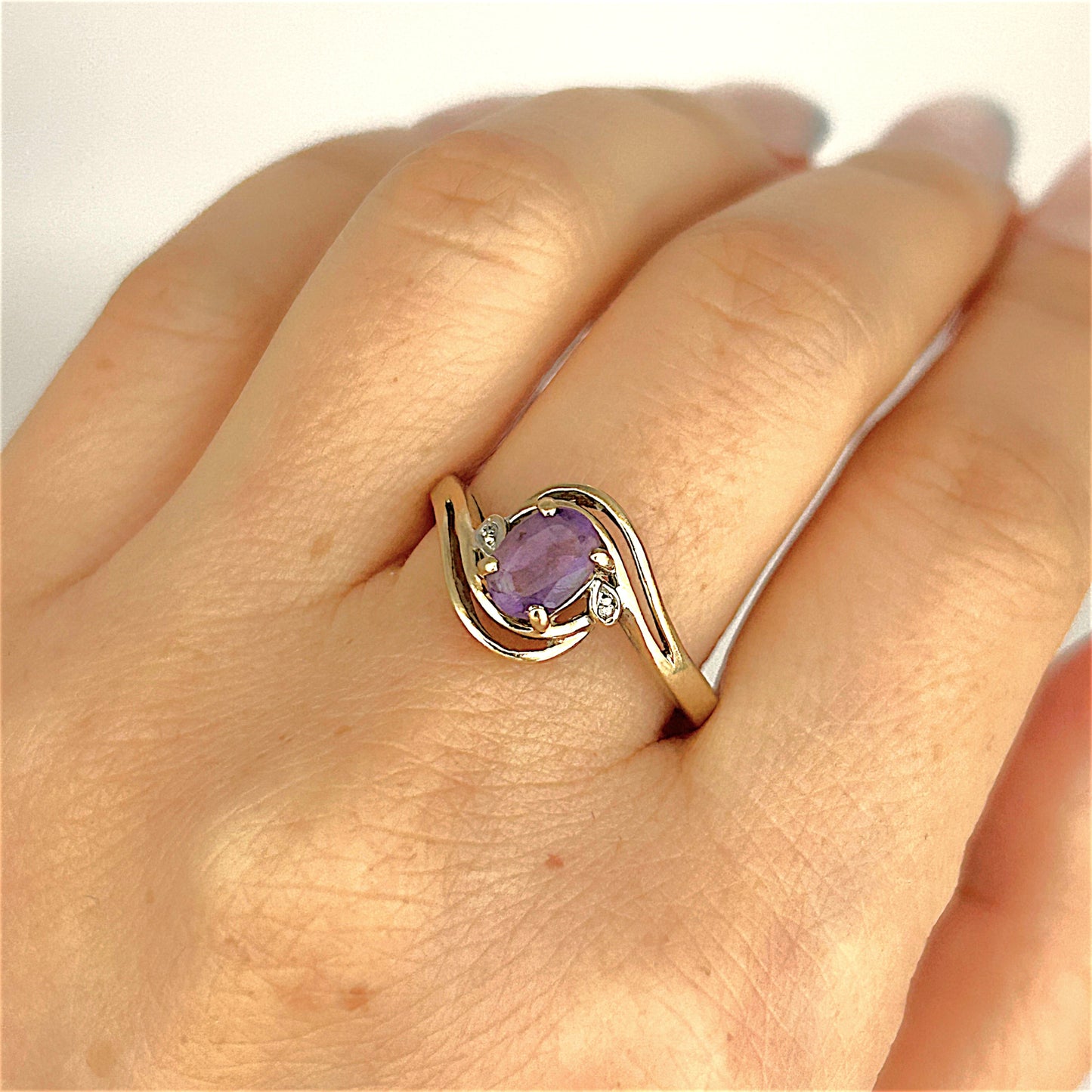 GOLD DEAL | 9ct Gold Graceful Amethyst & Diamond Wave Ring