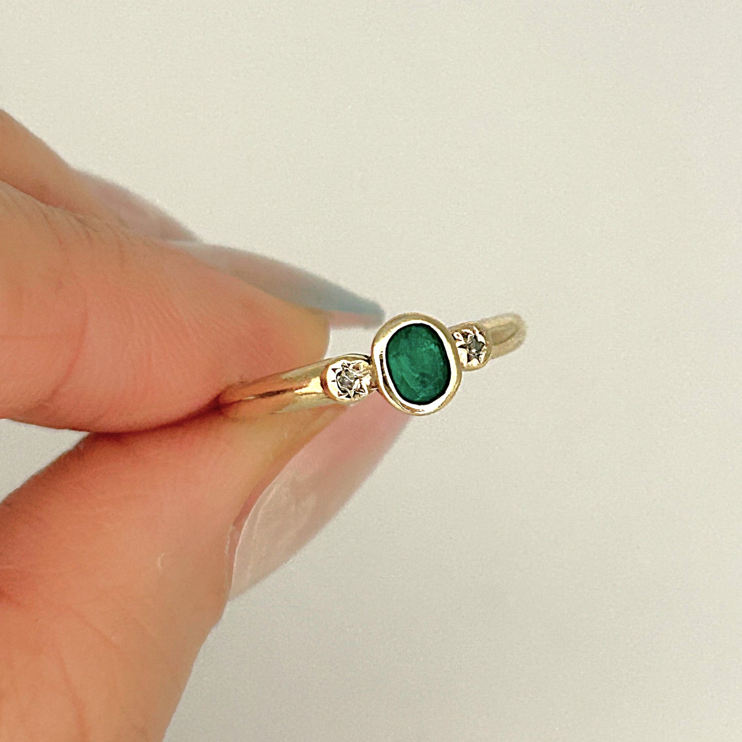GOLD DEAL | 9kt Gold Emerald Heirloom Ring Size Z 1/2
