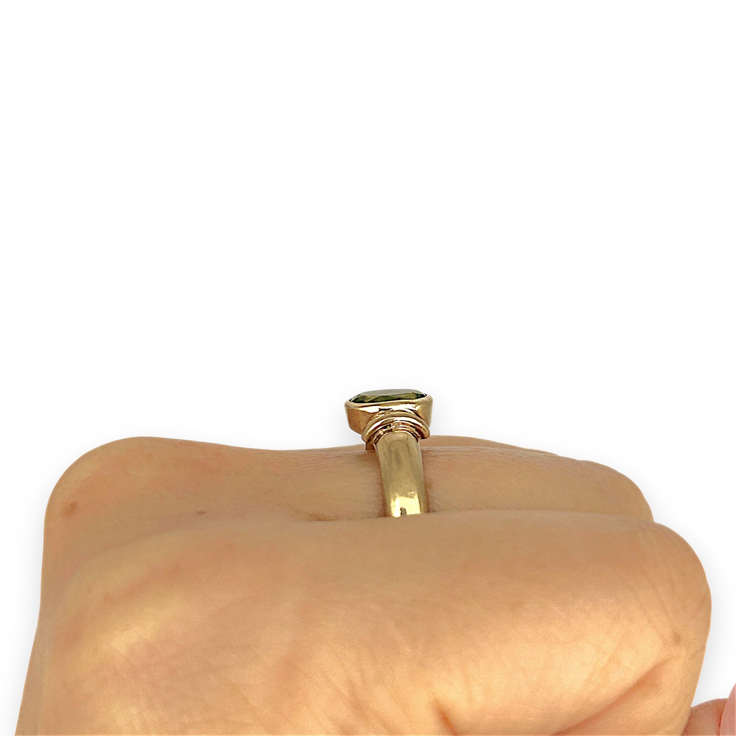 GOLD DEAL | 9ct Gold Peridot Ring – A Burst of Yellow-Green Radiance