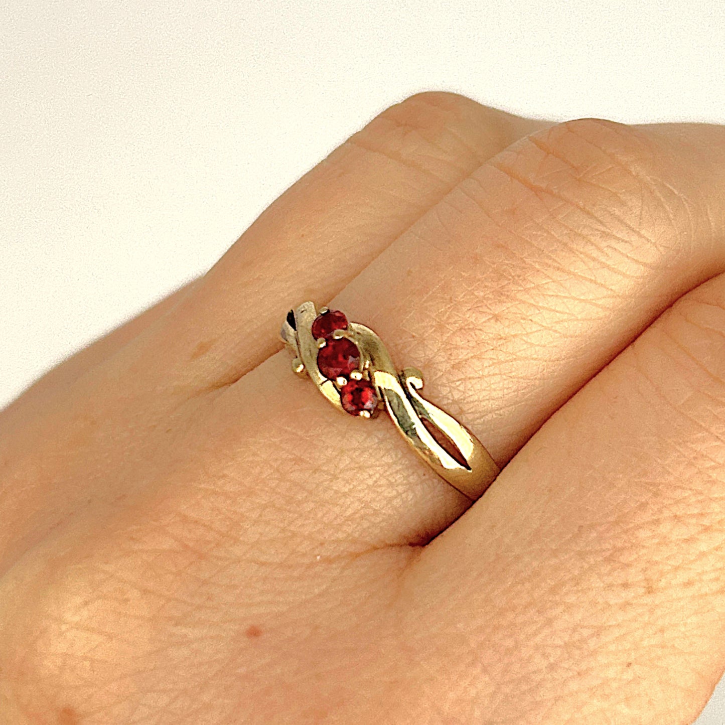 GOLD DEAL | 9ct Gold Garnet Trinity Ring – A Trio of Passion and Harmony