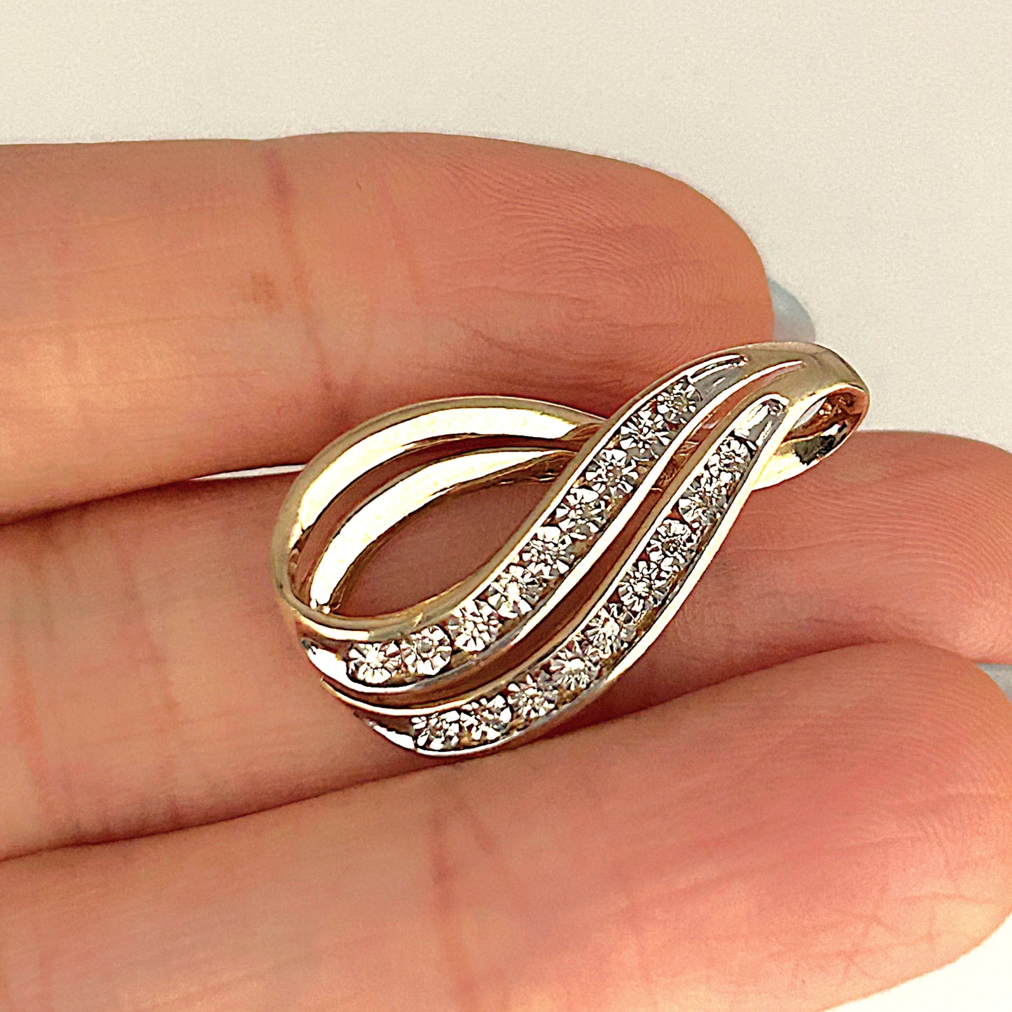 GOLD DEAL | 9ct (9K) Gold Eterna Loop Diamond Pendant