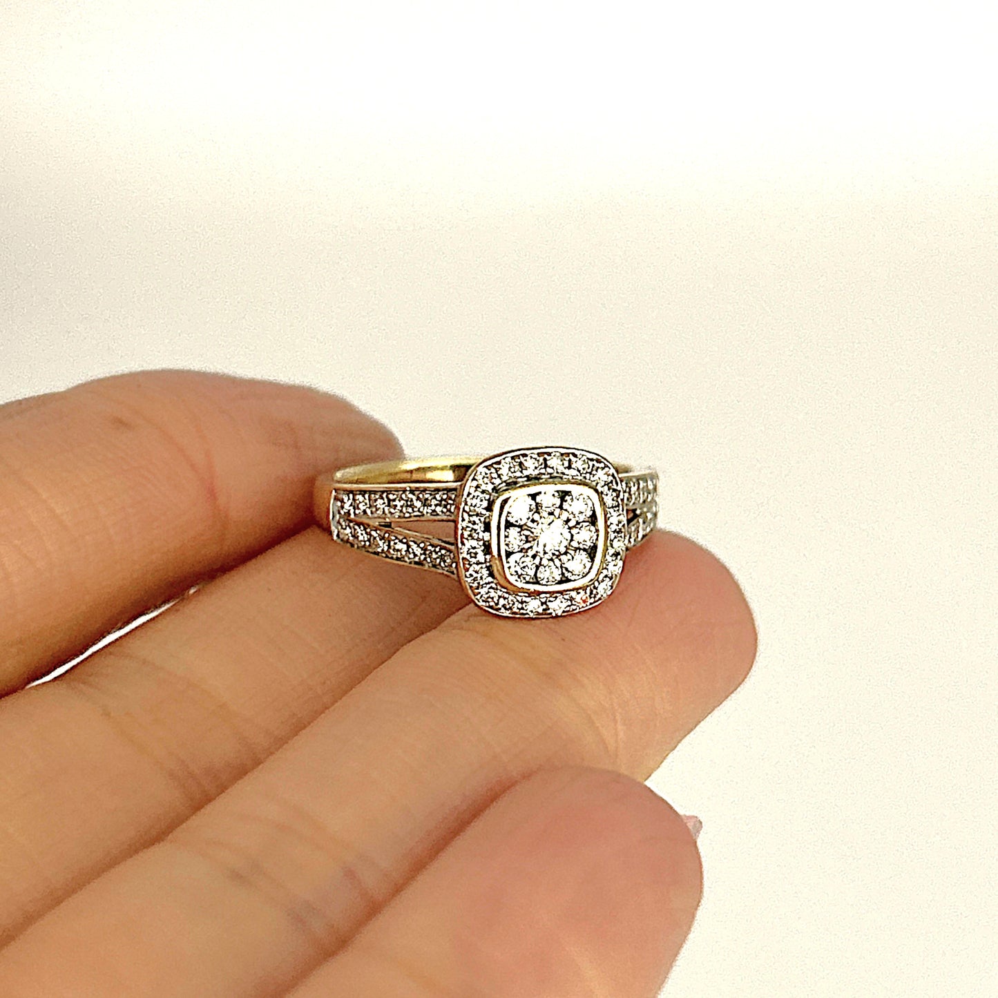 GOLD DEAL | 9ct (9K) Gold Regal Cluster 0.50ct Diamond Ring Valuation $2,275