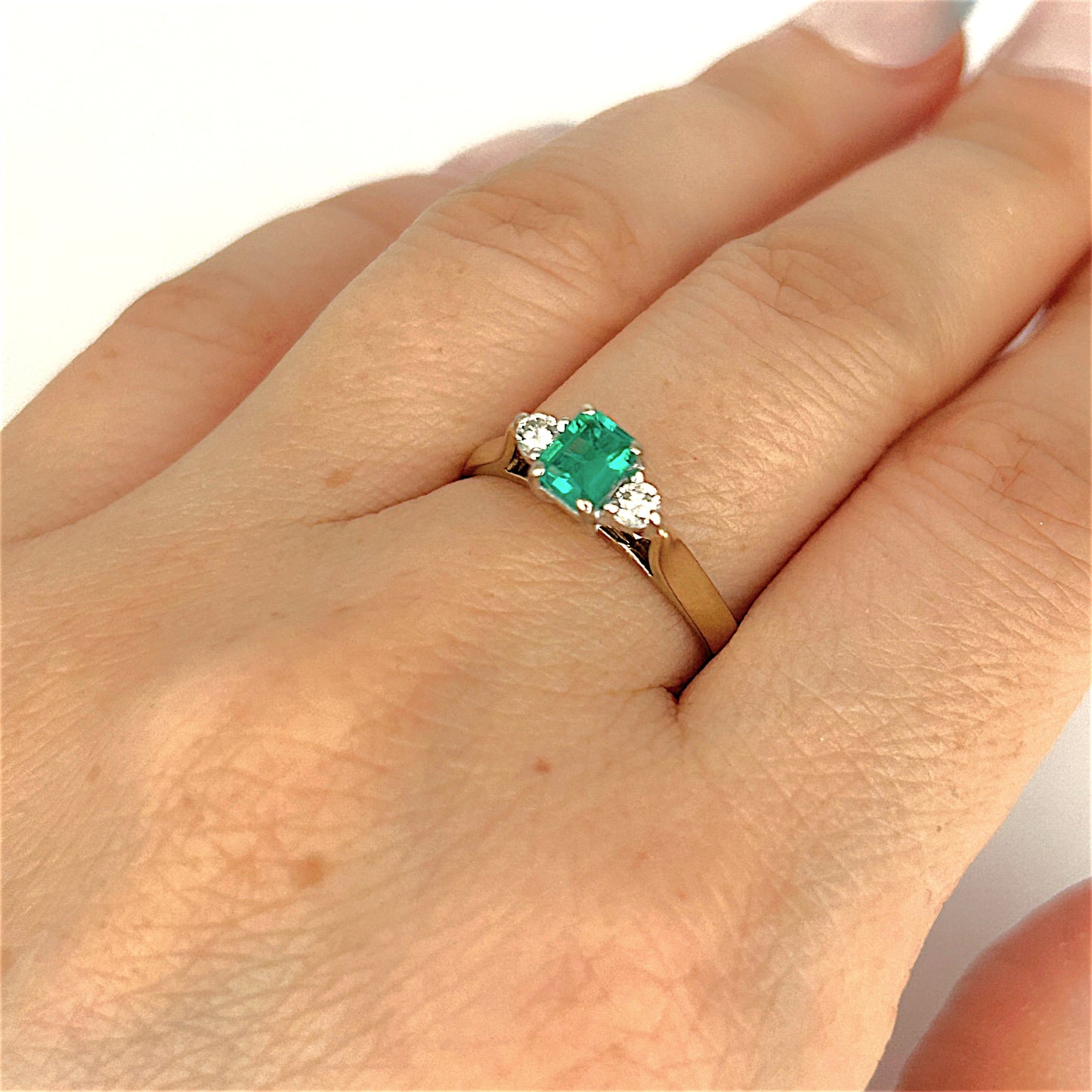 GOLD DEAL | 9ct Gold Emerald Elegance Ring Valuation $1,550
