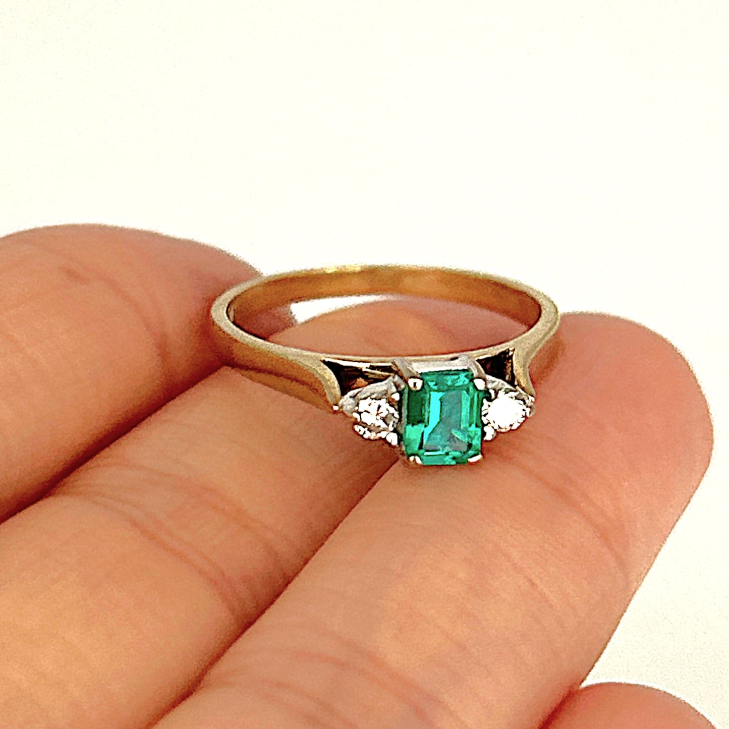 GOLD DEAL | 9ct Gold Emerald Elegance Ring Valuation $1,550