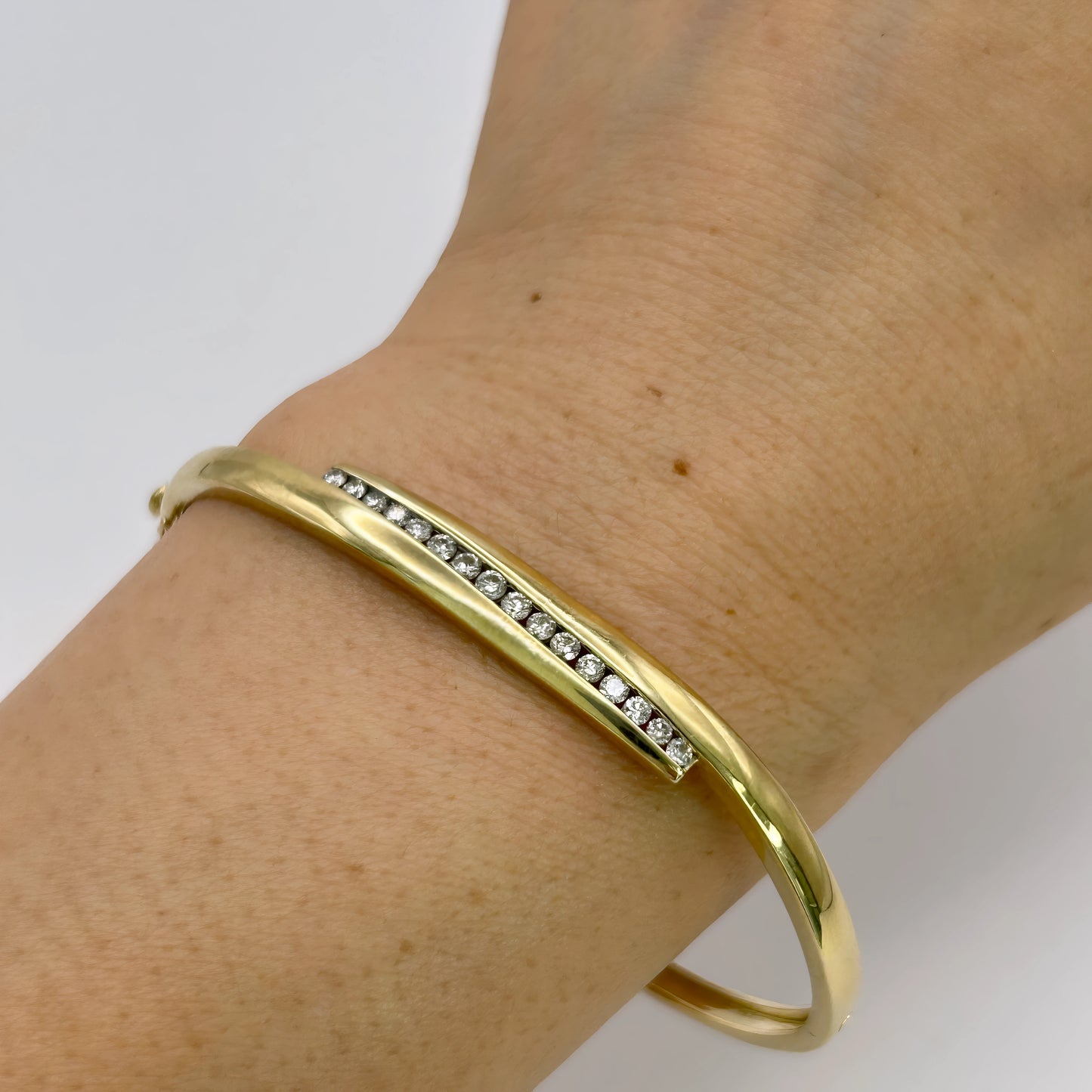 NZGD | 9ct Gold Timeless Gleam Bangle