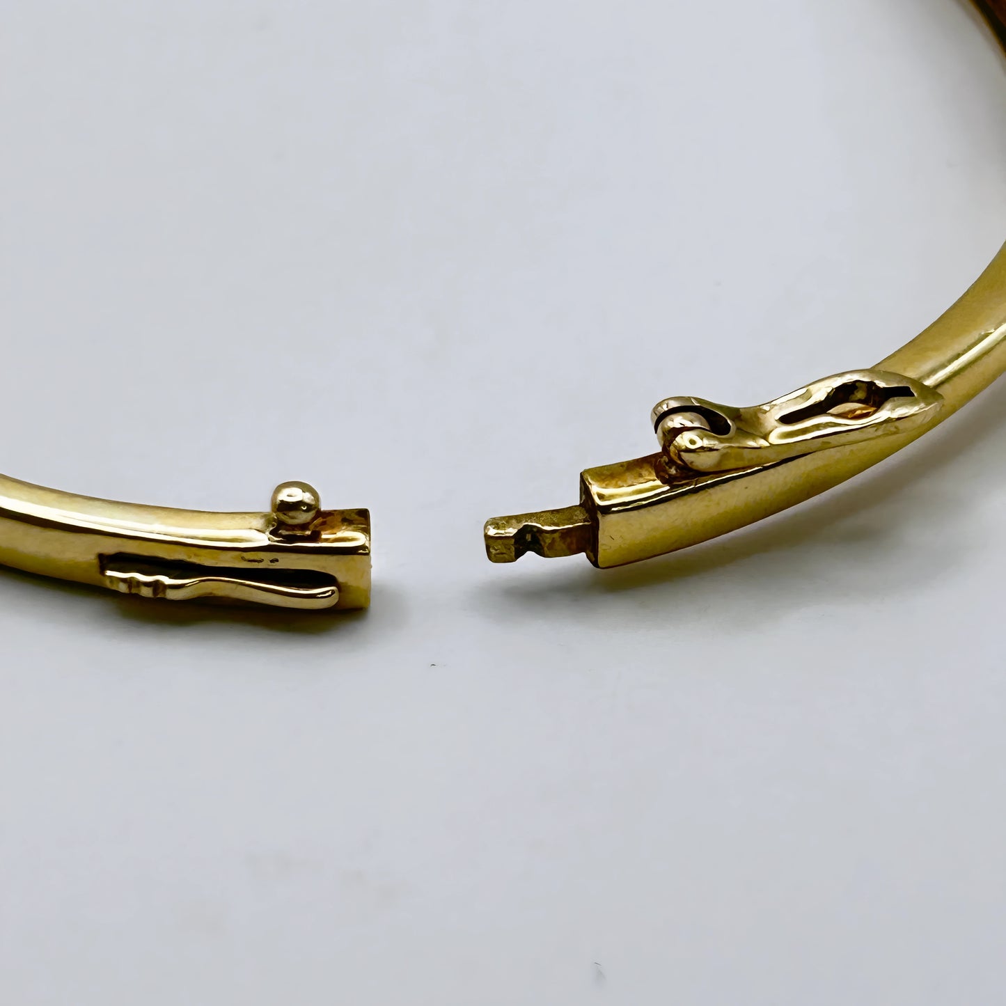 NZGD | 9ct Gold Michael Hill Eternal Crossover Bangle