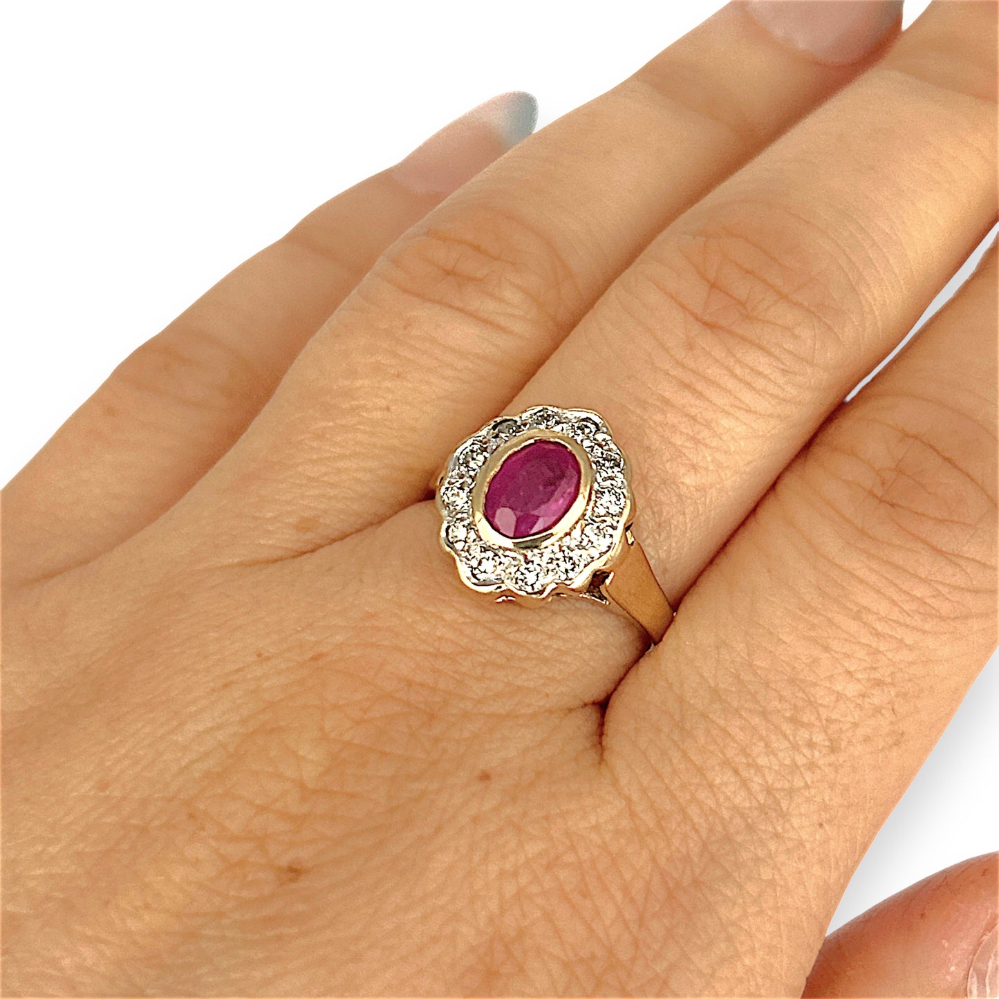 GOLD DEAL | 9ct Gold Refurbished Crimson Halo Ring Valuation: $2,950