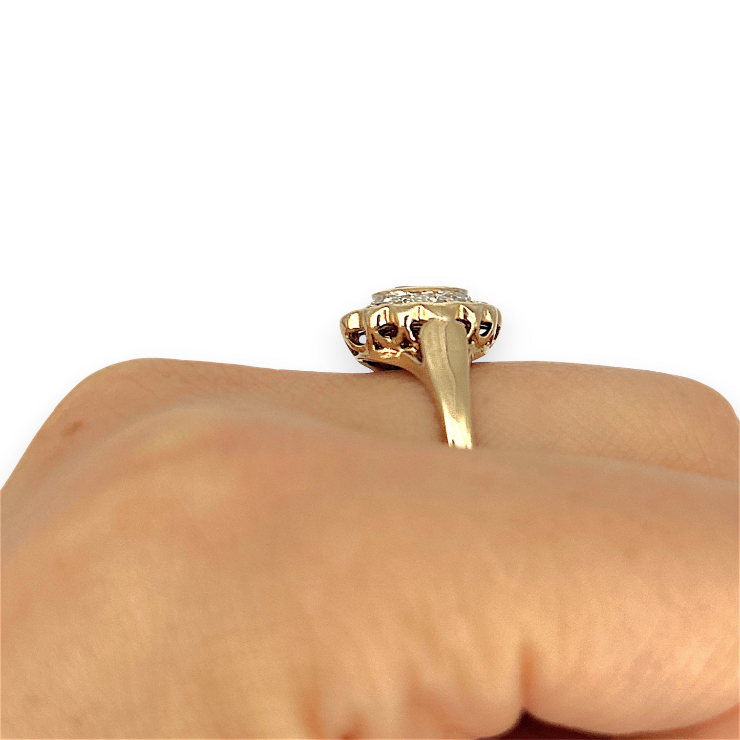 GOLD DEAL | 9ct Gold Refurbished Crimson Halo Ring Valuation: $2,950