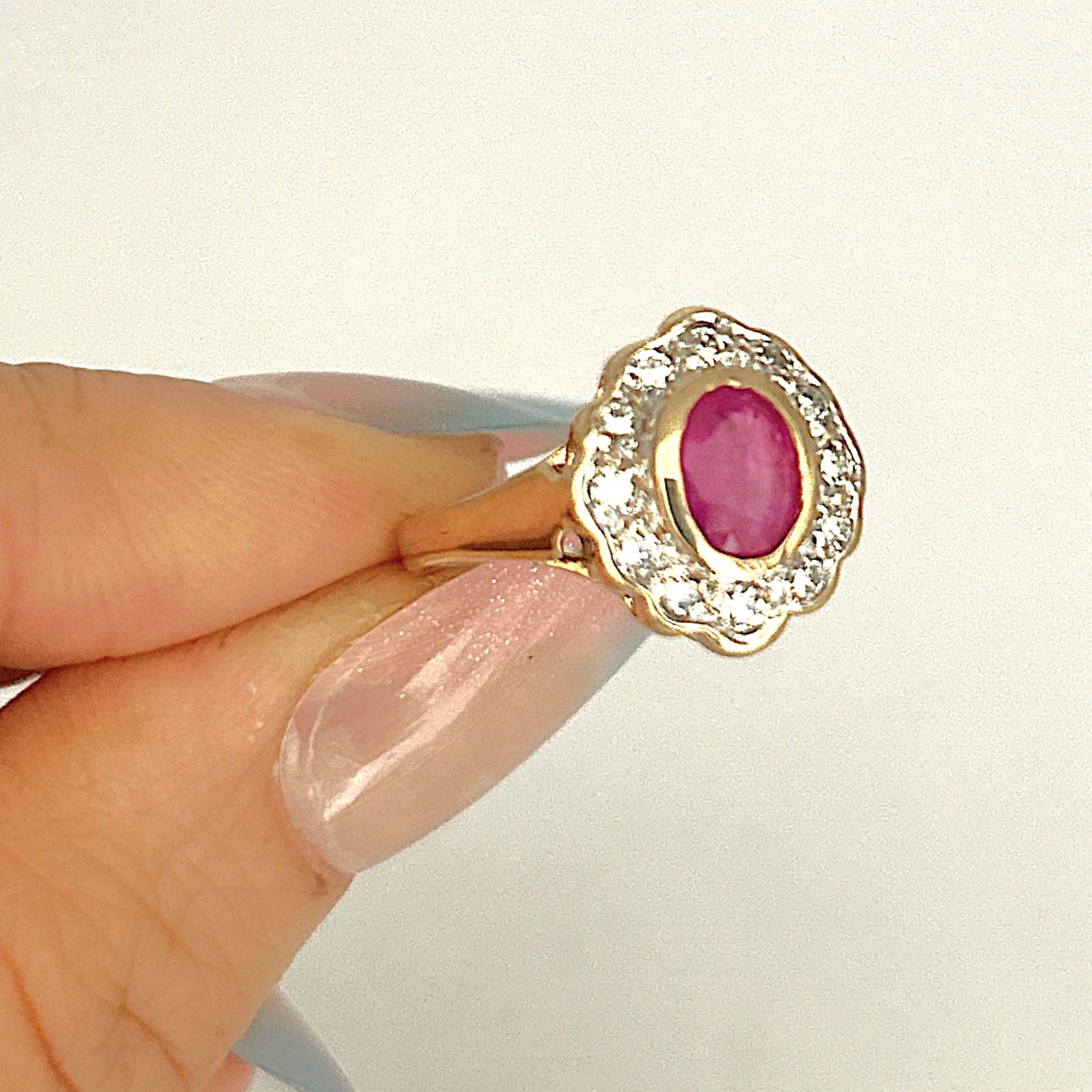 GOLD DEAL | 9ct Gold Refurbished Crimson Halo Ring Valuation: $2,950