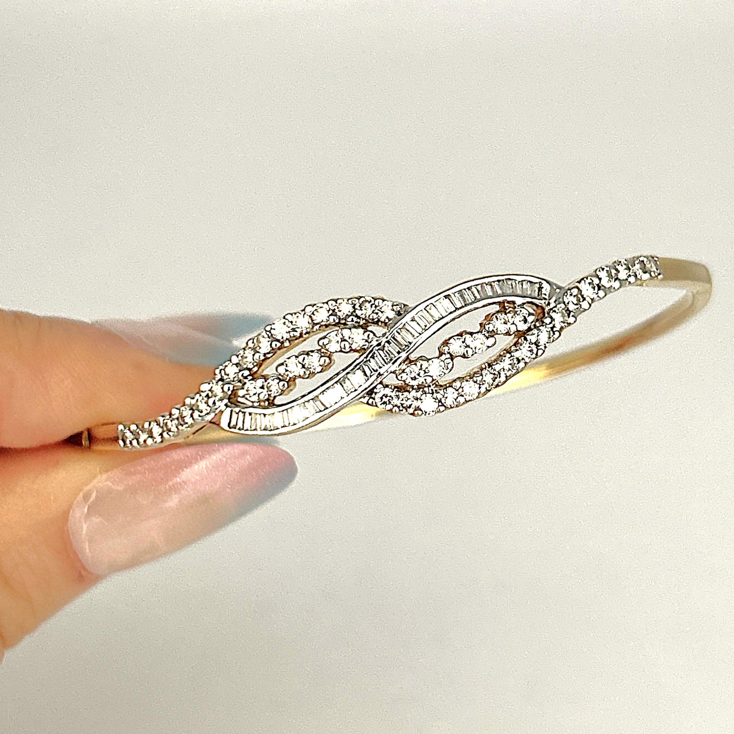 XMAS DEAL | 18kt Gold Diamond Infinity Bangle Valuation $9,500 TDW1.27ct.