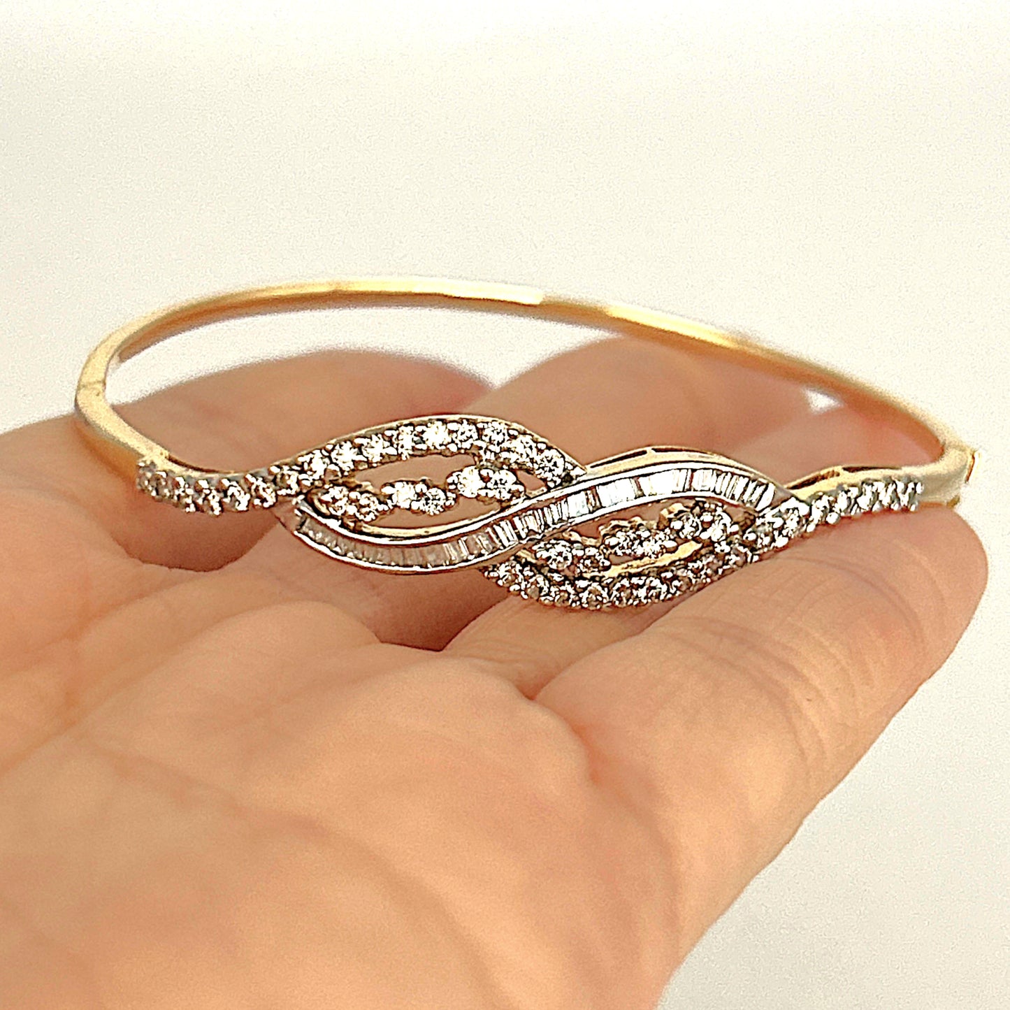XMAS DEAL | 18kt Gold Diamond Infinity Bangle Valuation $9,500 TDW1.27ct.