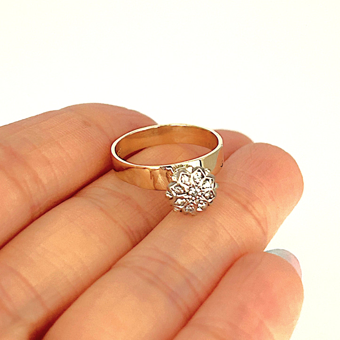 GOLD DEAL | 9ct Gold Floral Diamond Cluster Ring Size M 1/2