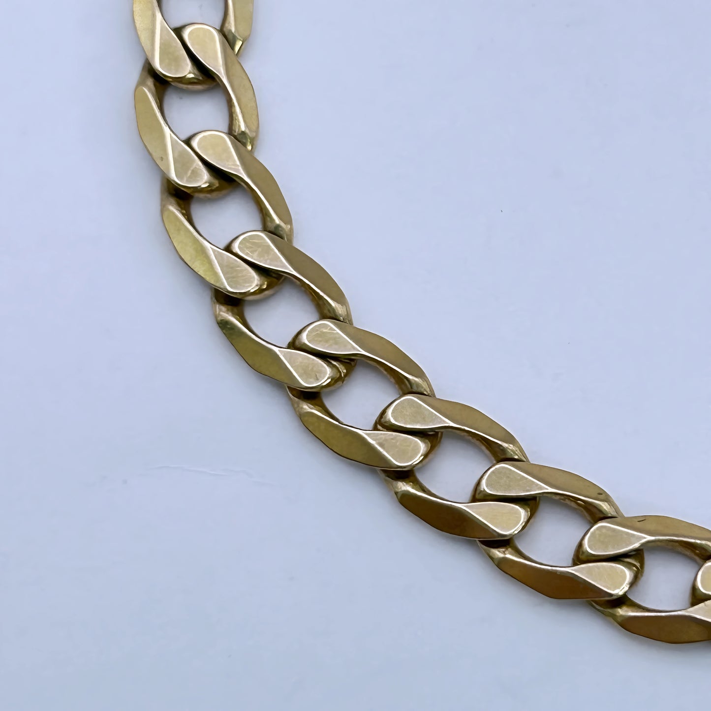 GOLD DEAL | 9kt NZ Gold Sovereign Curb Link Bracelet 22cm
