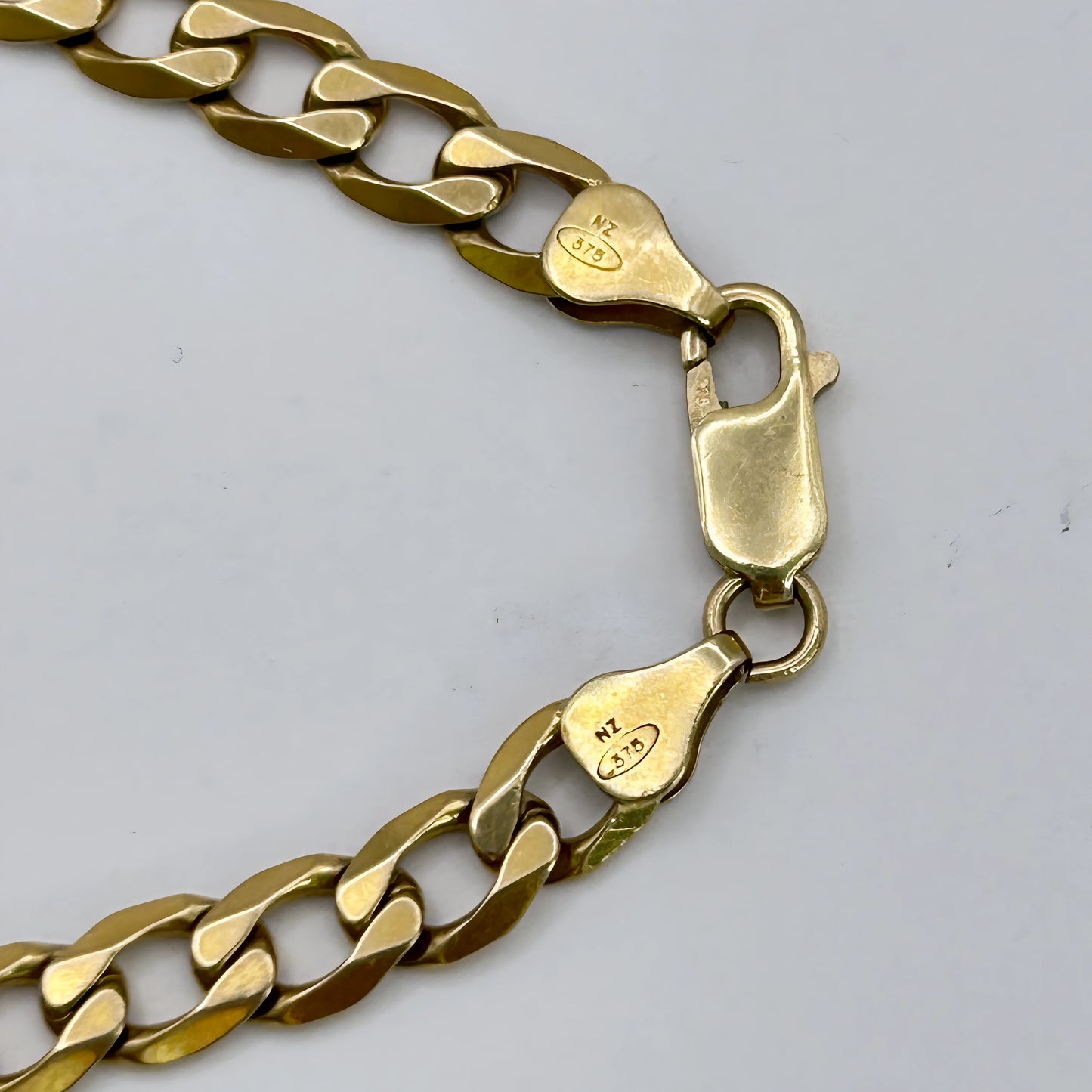 GOLD DEAL | 9kt NZ Gold Sovereign Curb Link Bracelet 22cm