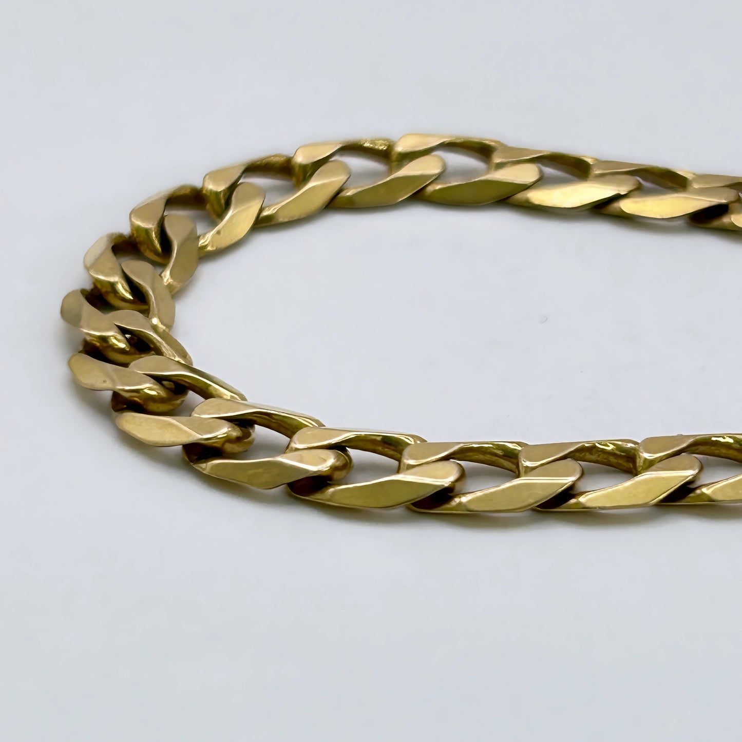GOLD DEAL | 9kt NZ Gold Sovereign Curb Link Bracelet 22cm