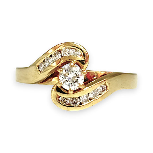 18ct Gold Stunning V Setting Diamond Set Ring Valuation $3,450. R # 179
