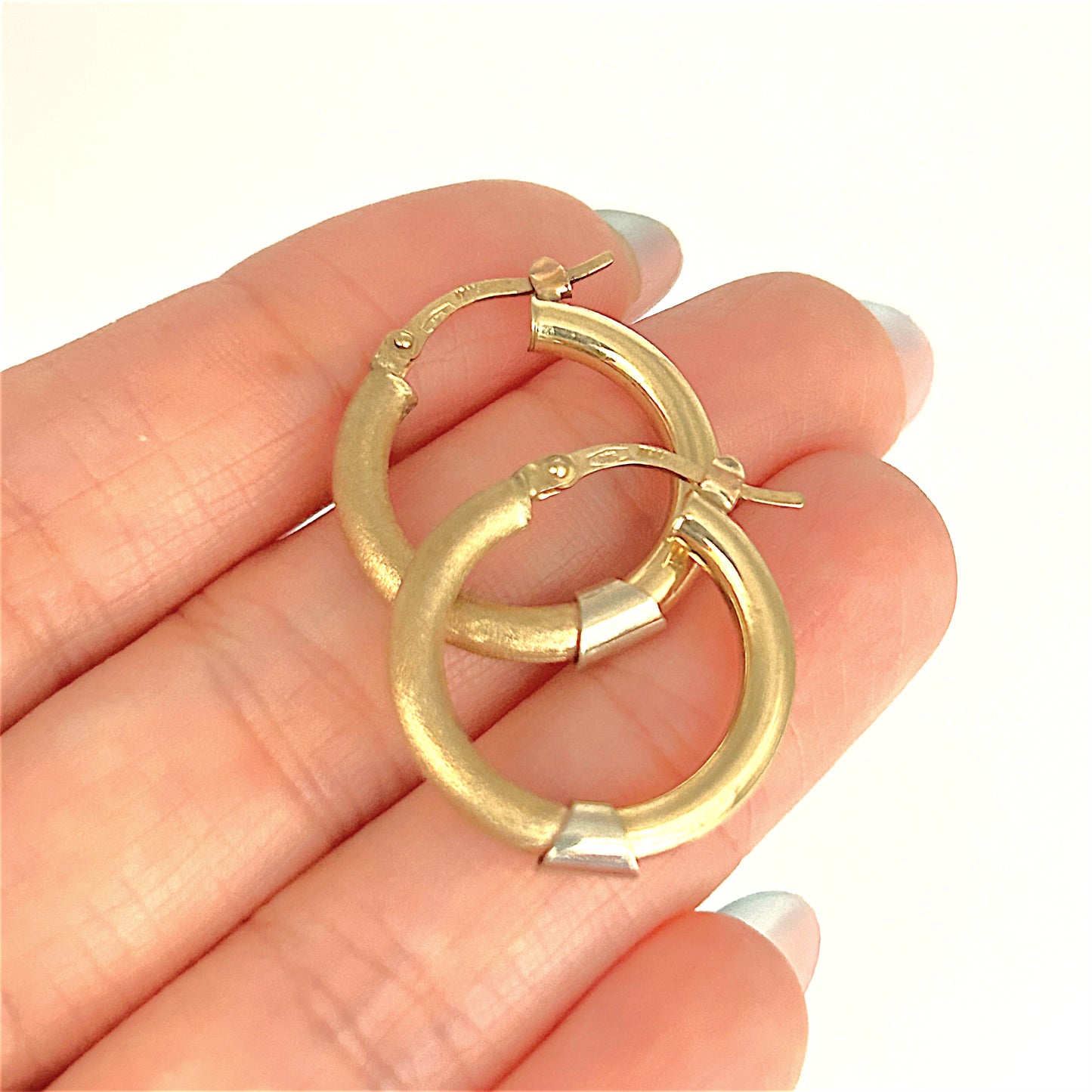 NZGD | 9ct Gold Textural Staple Hoop Earrings 21.4mm