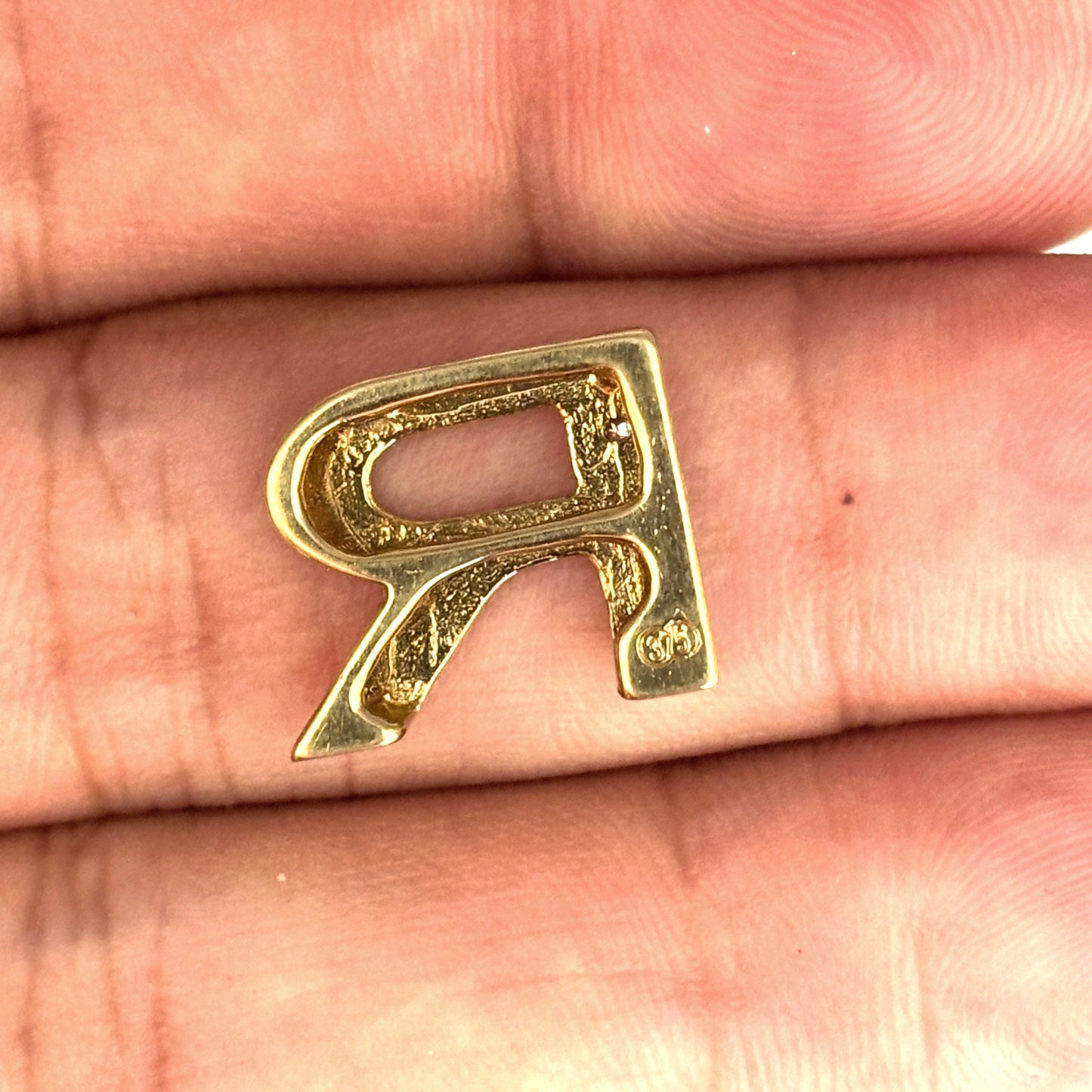 NZGD | 9ct Gold Radiant Initial ‘R’ Pendant