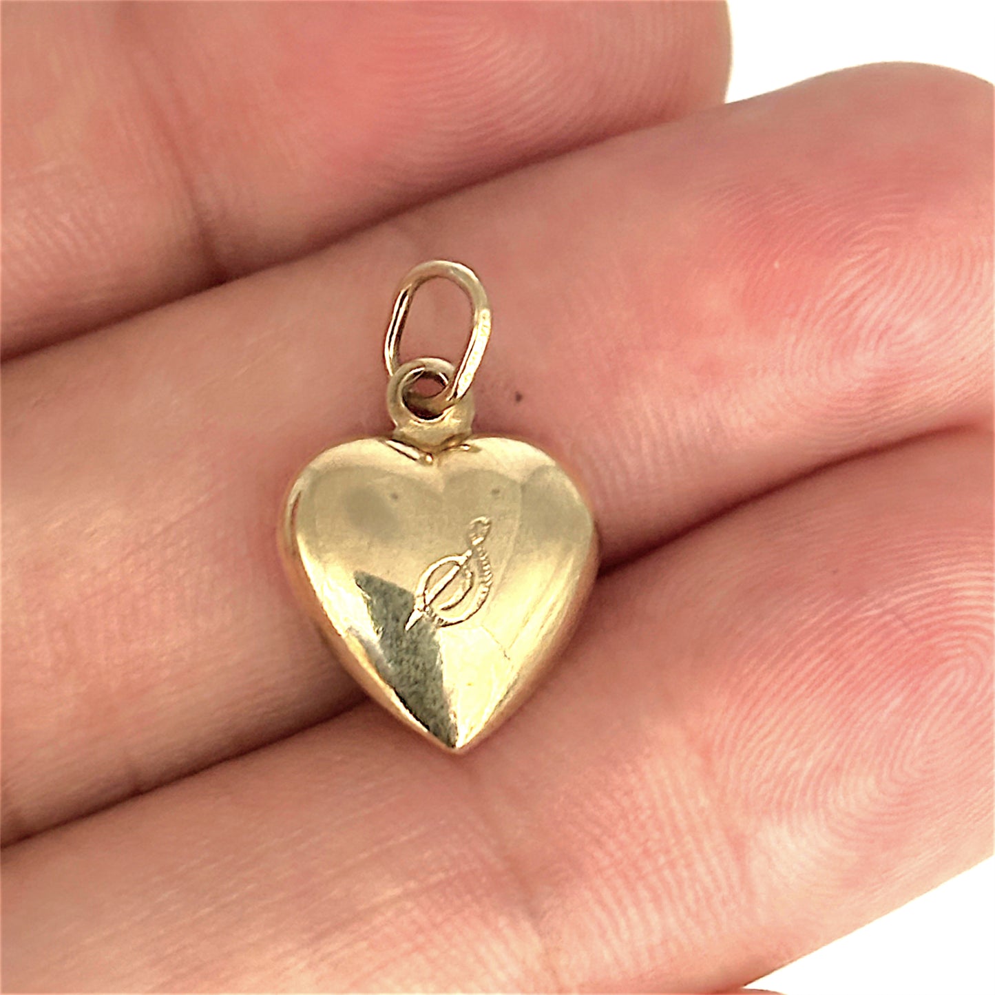 GOLD DEAL | 9kt Gold Dual Embrace Heart Pendant - Letter R