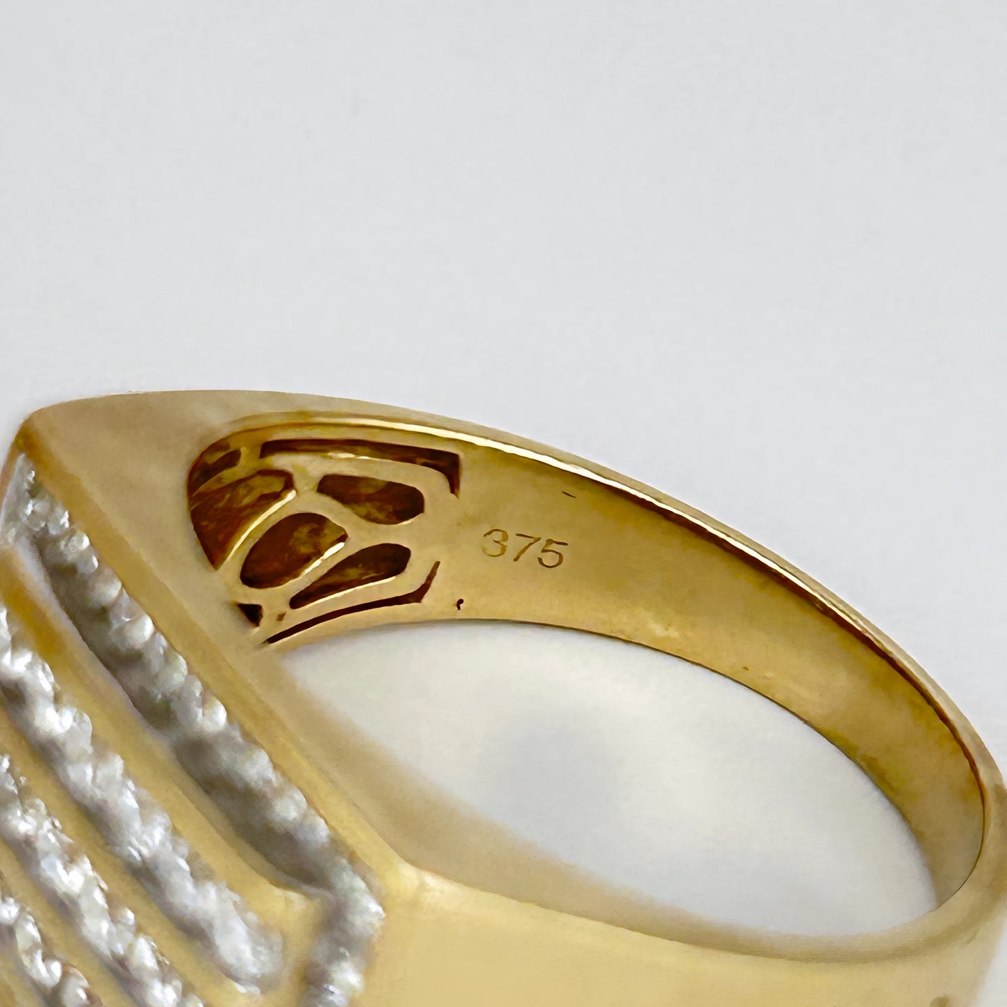NZGD | 9ct Gold Refurbished Brilliance Signet Ring Valuation $2,900